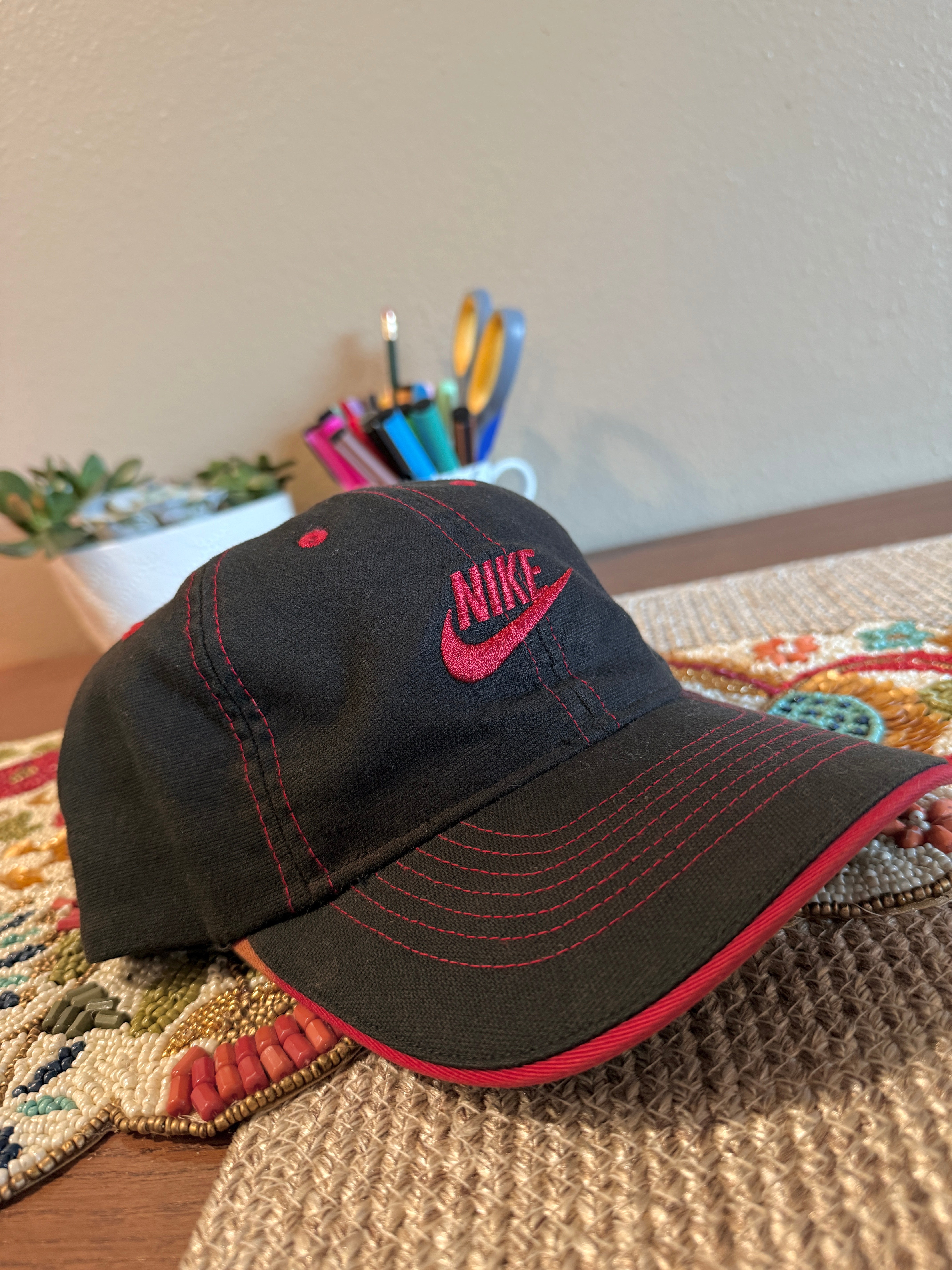 Y2K Nike Black / Red Contrast Stitch Stretch Fit Hat