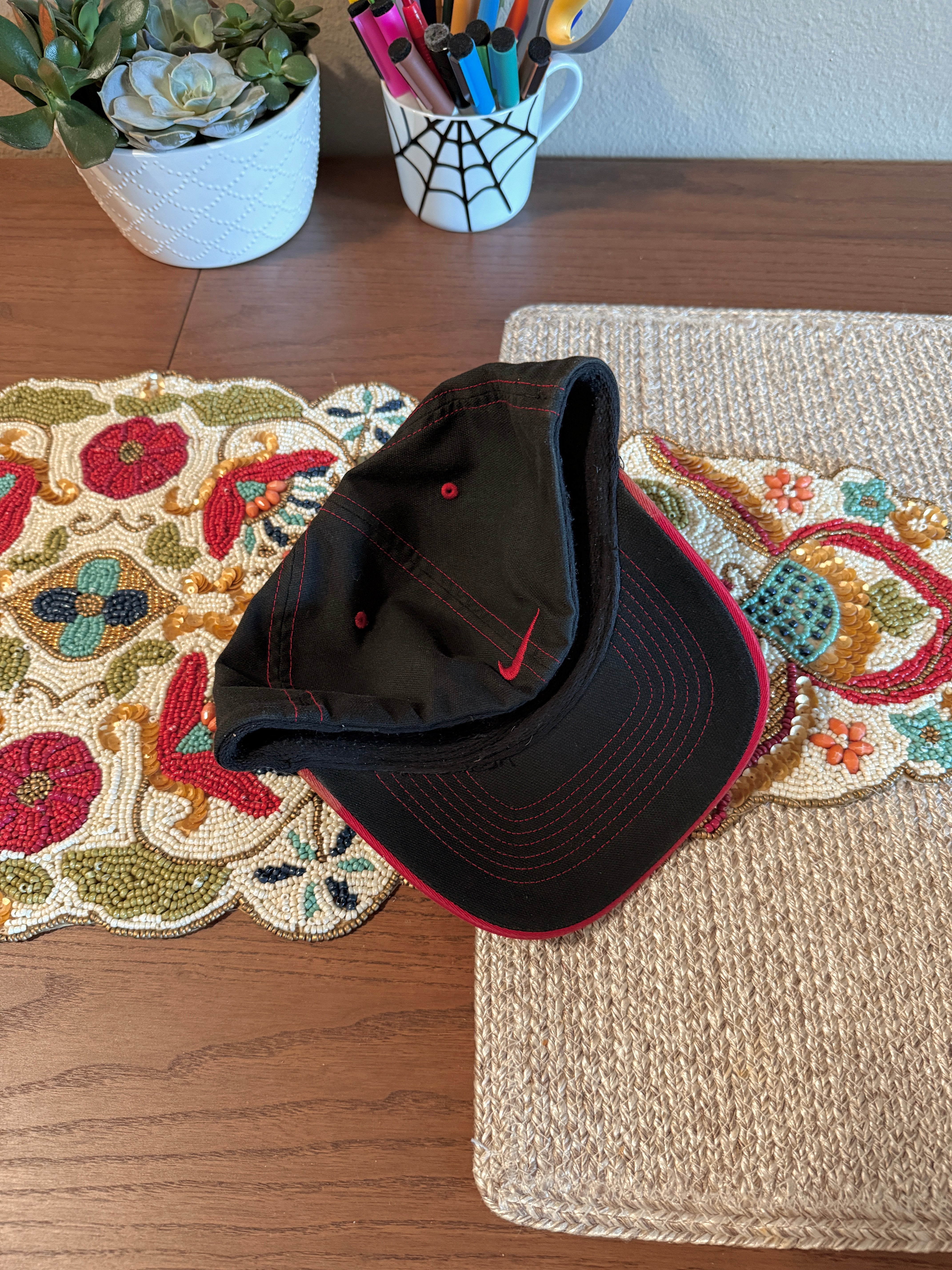 Y2K Nike Black / Red Contrast Stitch Stretch Fit Hat