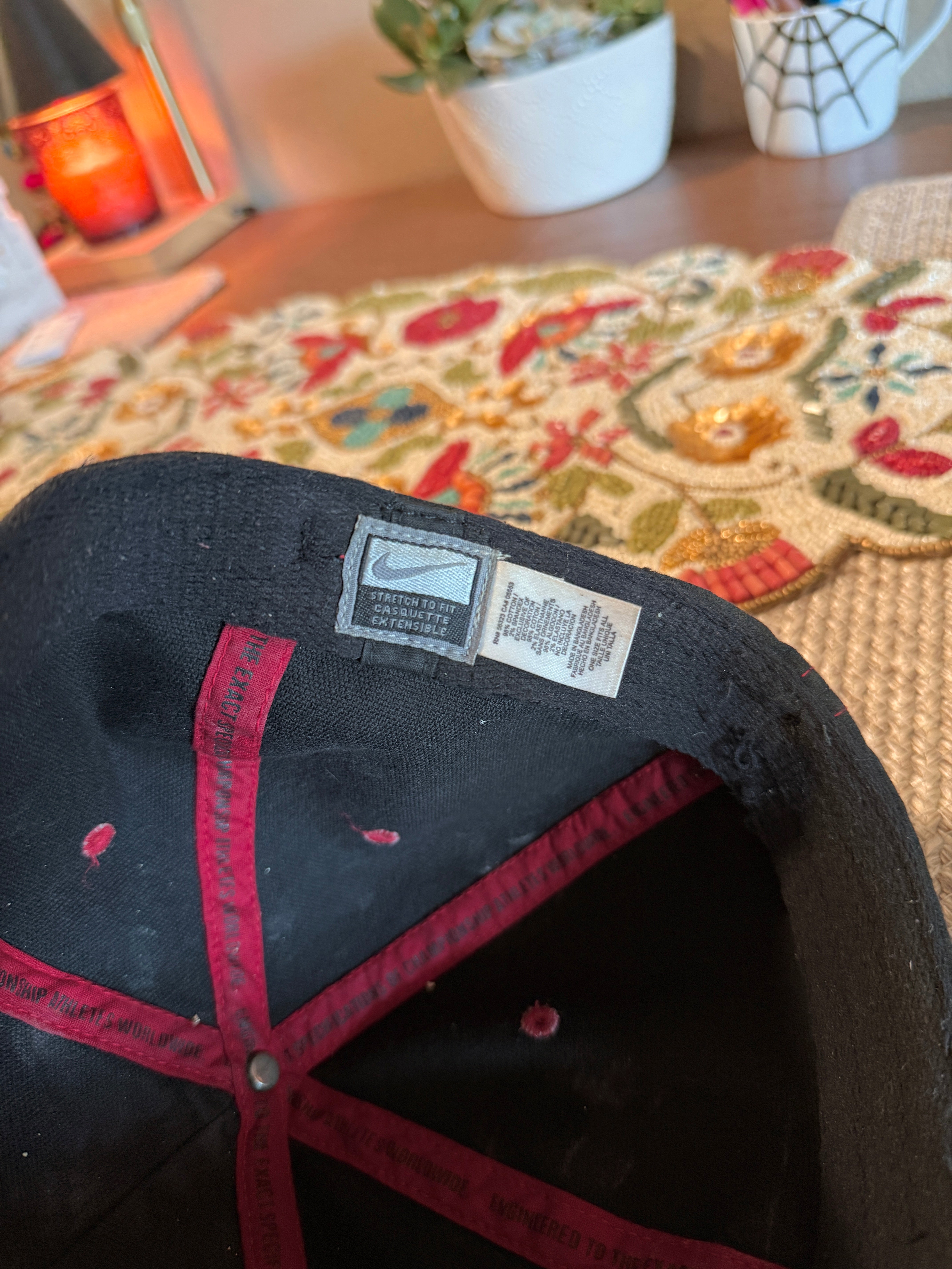 Y2K Nike Black / Red Contrast Stitch Stretch Fit Hat