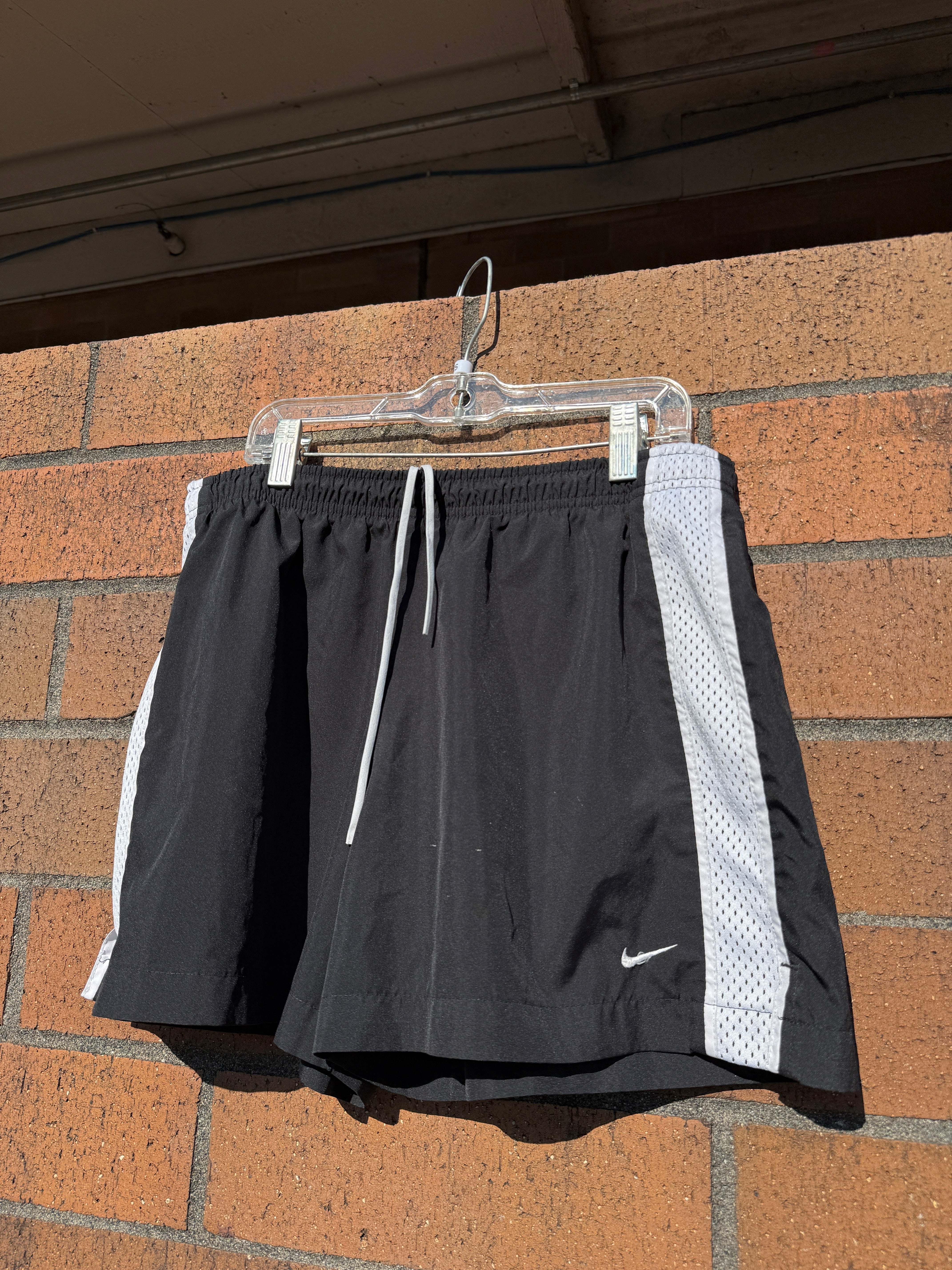 2006 Nike Black / White Mesh Striped Running Shorts Sz Youth M