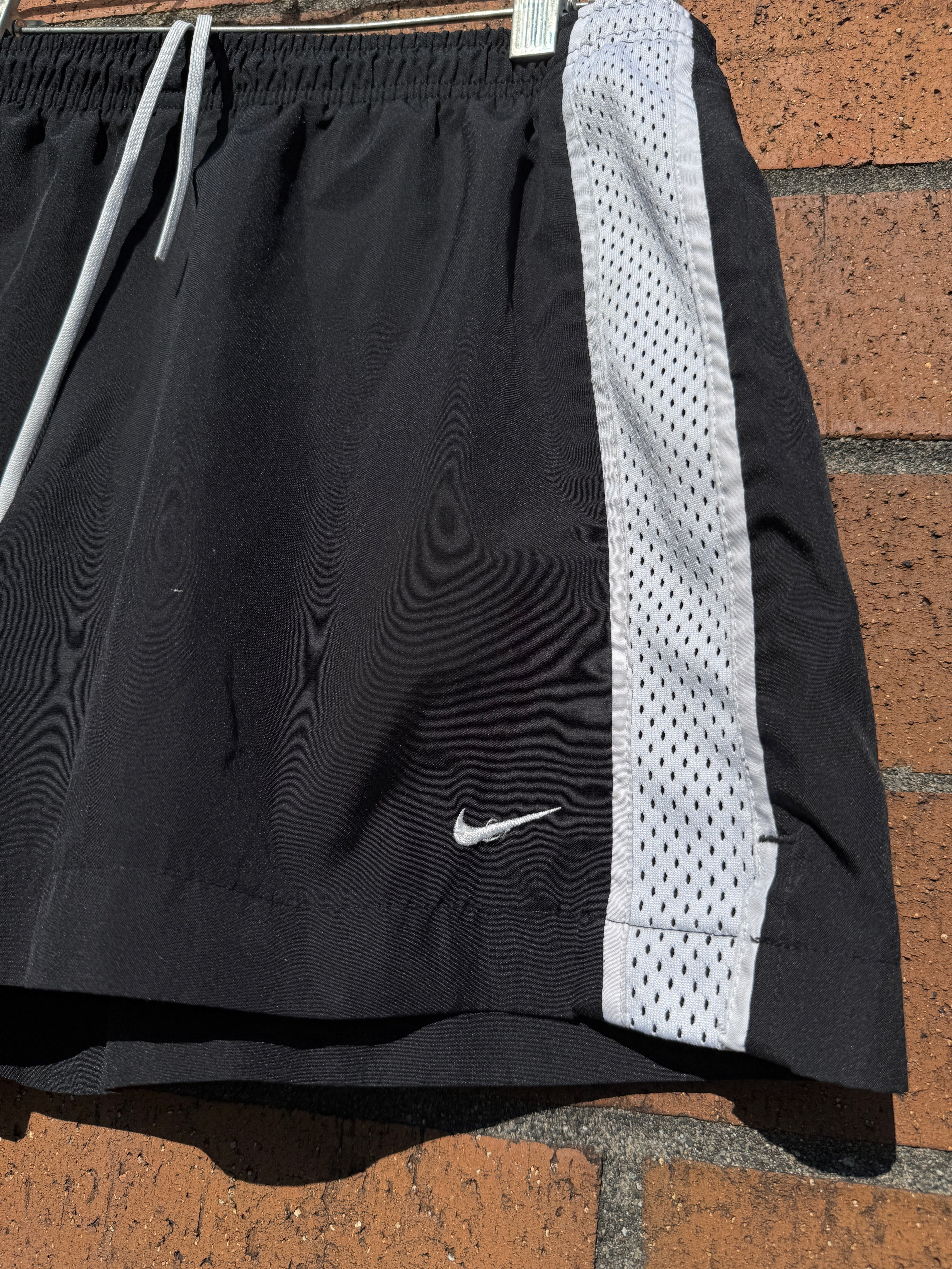 2006 Nike Black / White Mesh Striped Running Shorts Sz Youth M