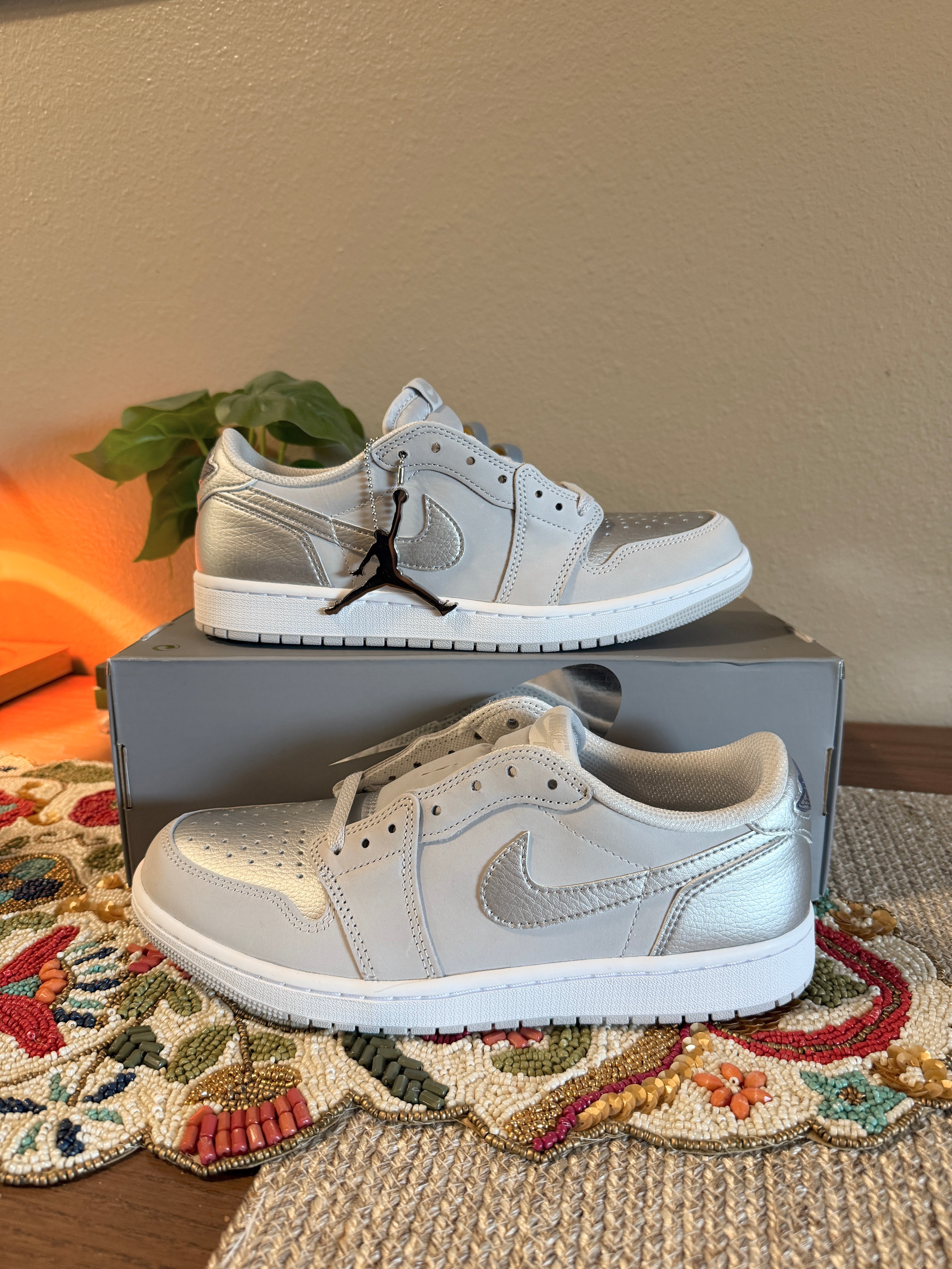 Jordan 1 Low OG Metallic Silver Size 9.5 MISSING LID