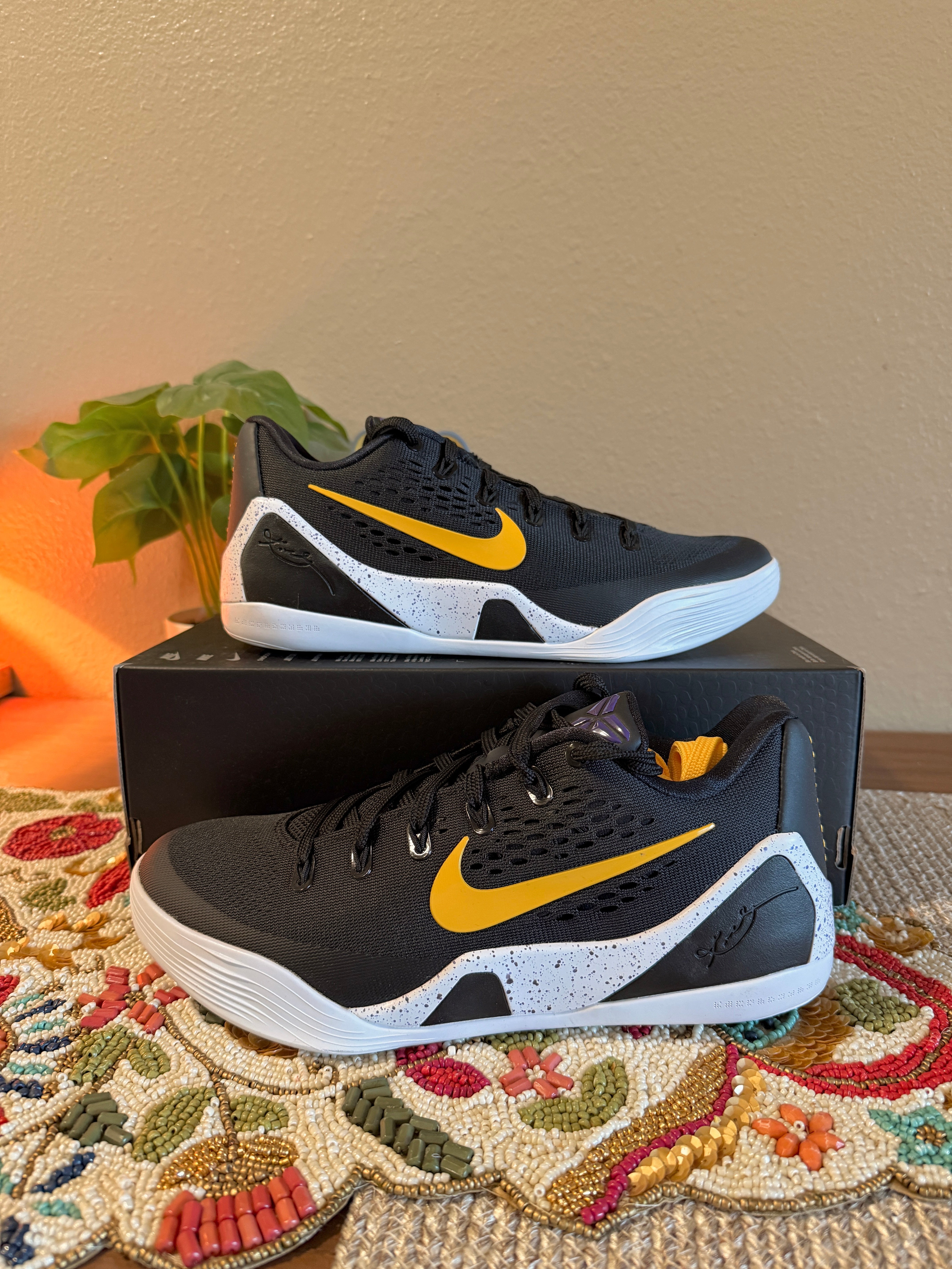 Nike Kobe 9 EM Low Protro TB Black University Gold Size 8 MISSING LID