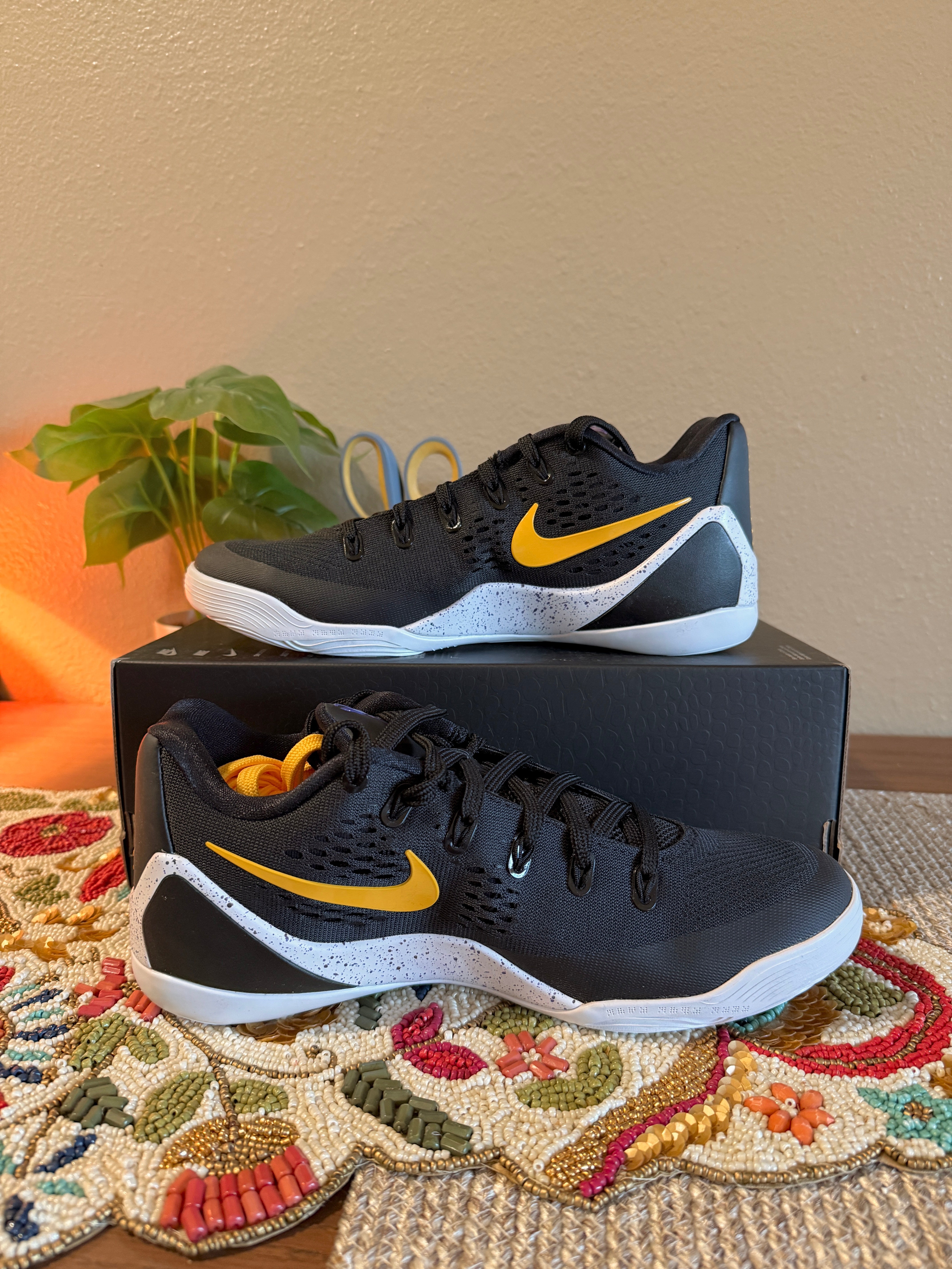 Nike Kobe 9 EM Low Protro TB Black University Gold Size 8 MISSING LID