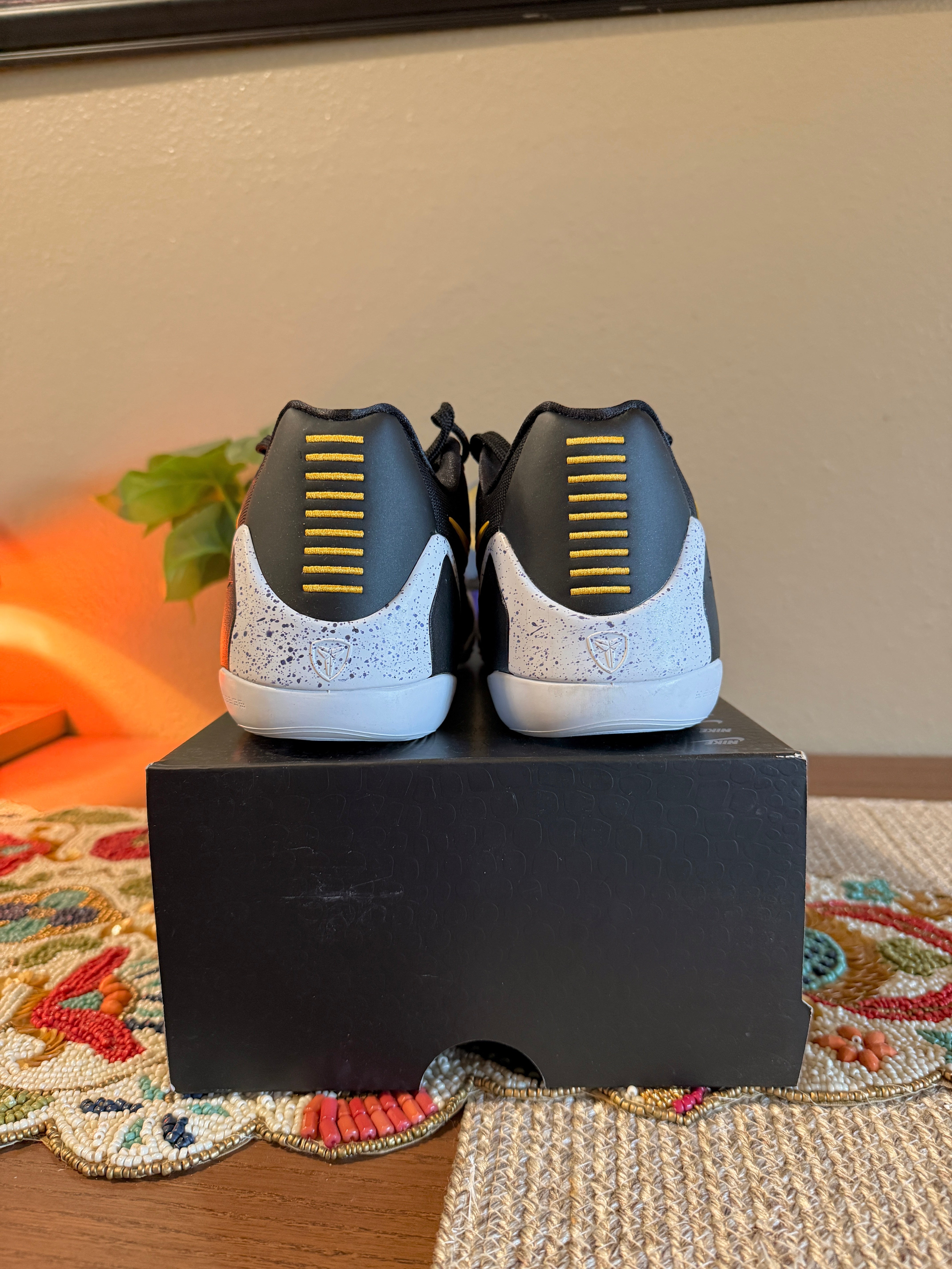 Nike Kobe 9 EM Low Protro TB Black University Gold Size 8 MISSING LID