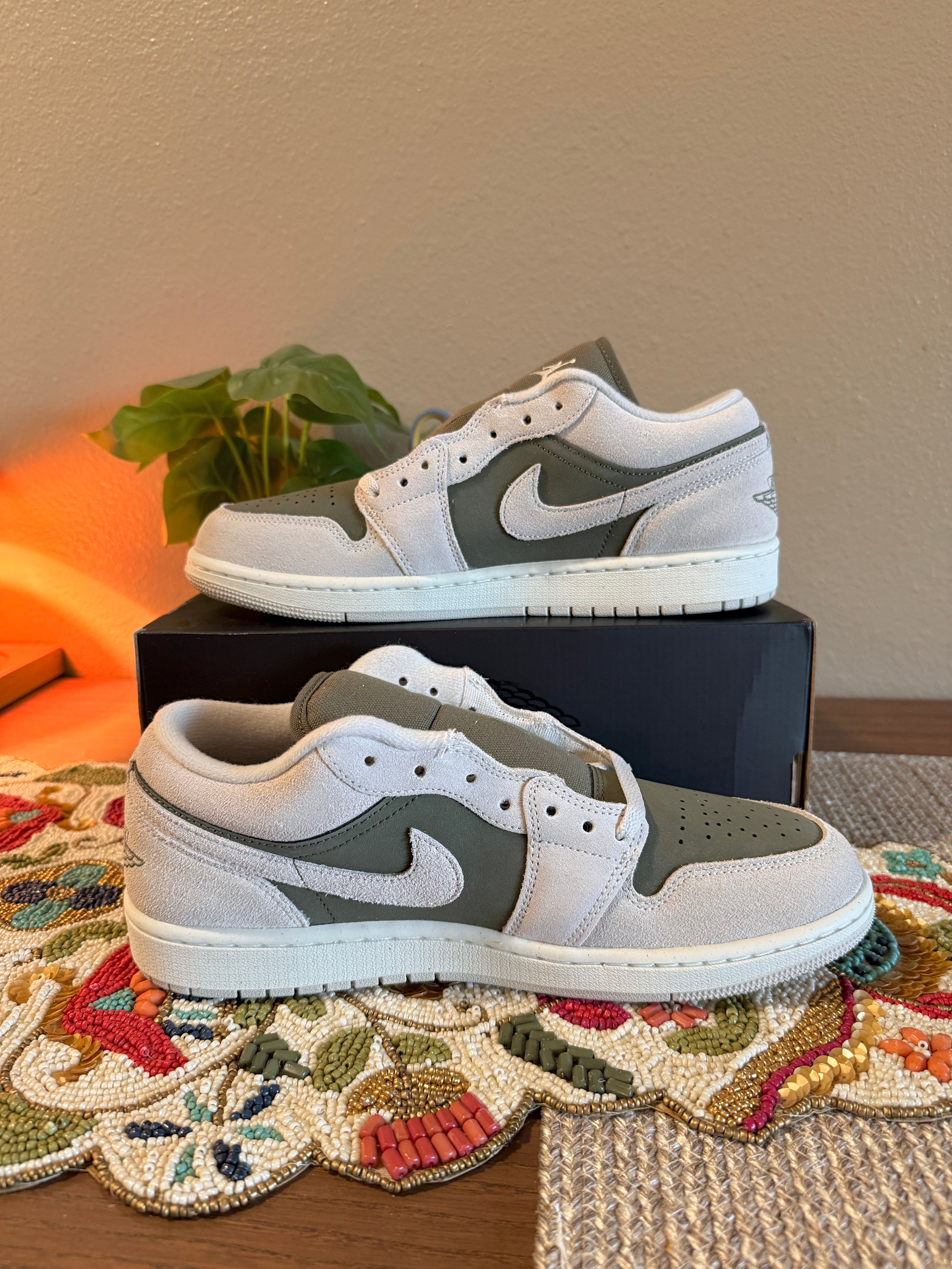 Jordan 1 Low SE Medium Olive Sail Size 9.5 MISSING LID
