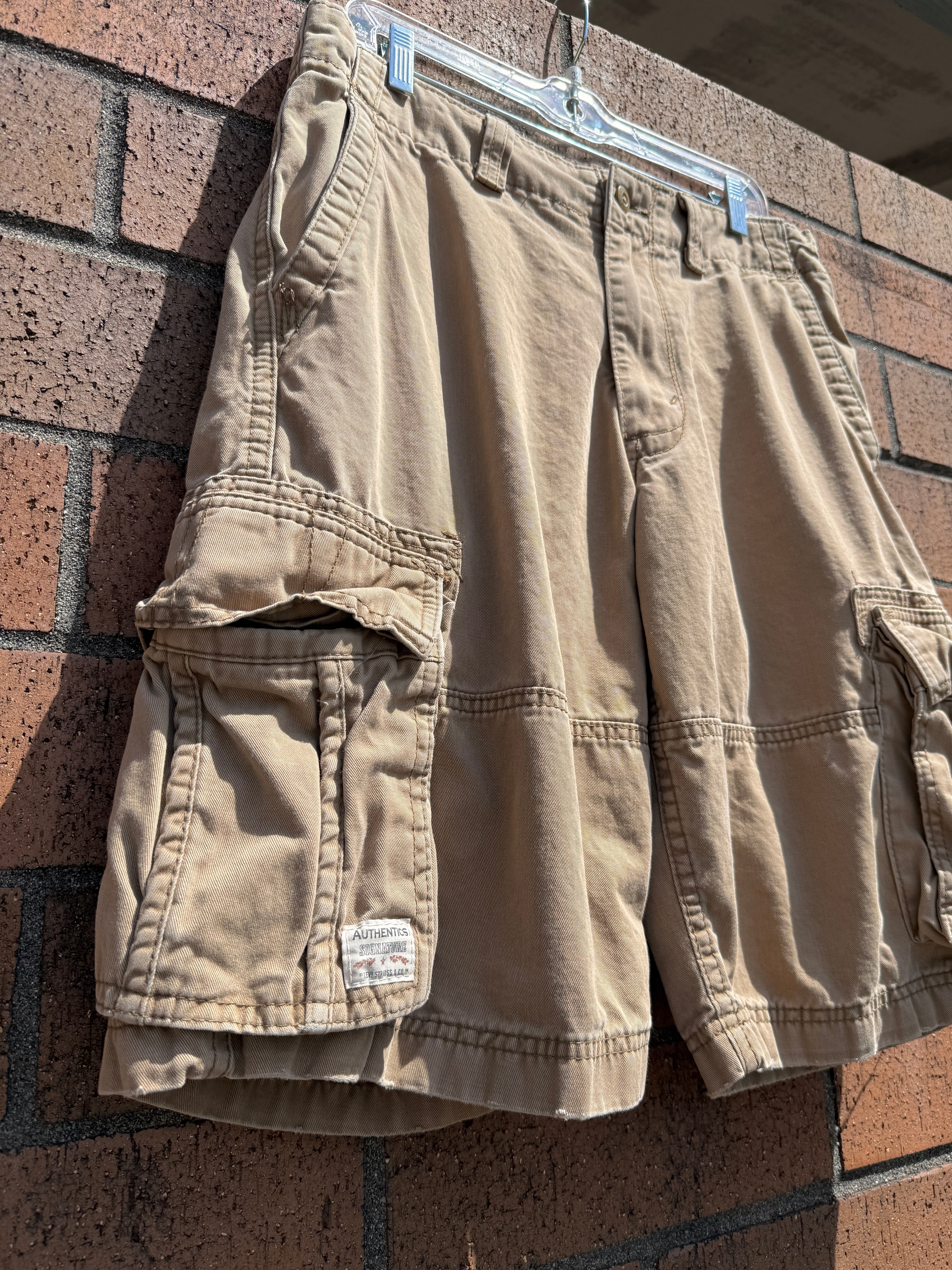 2010 Levi's Authentics Tan Cargo Shorts Size 32