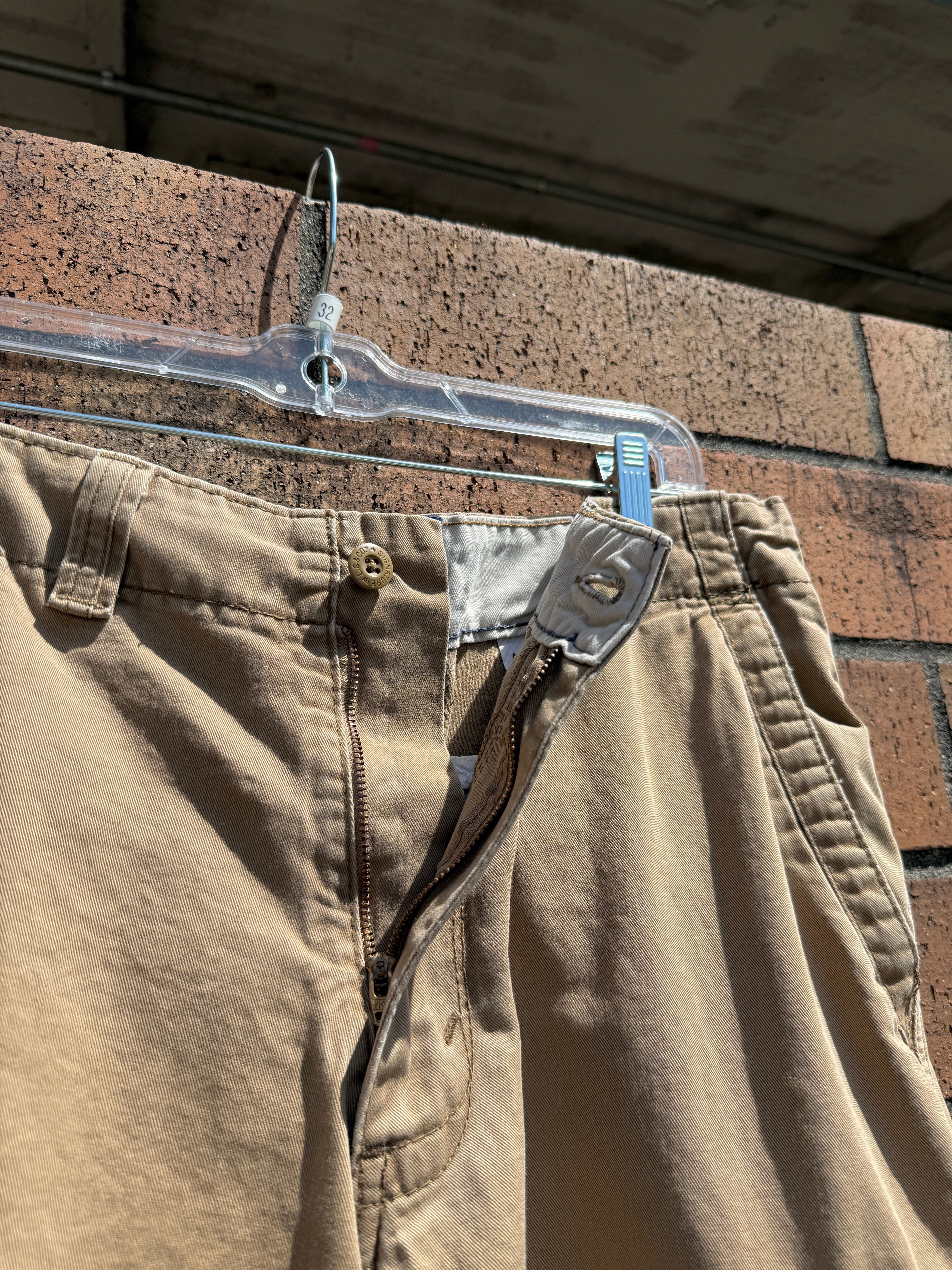 2010 Levi's Authentics Tan Cargo Shorts Size 32