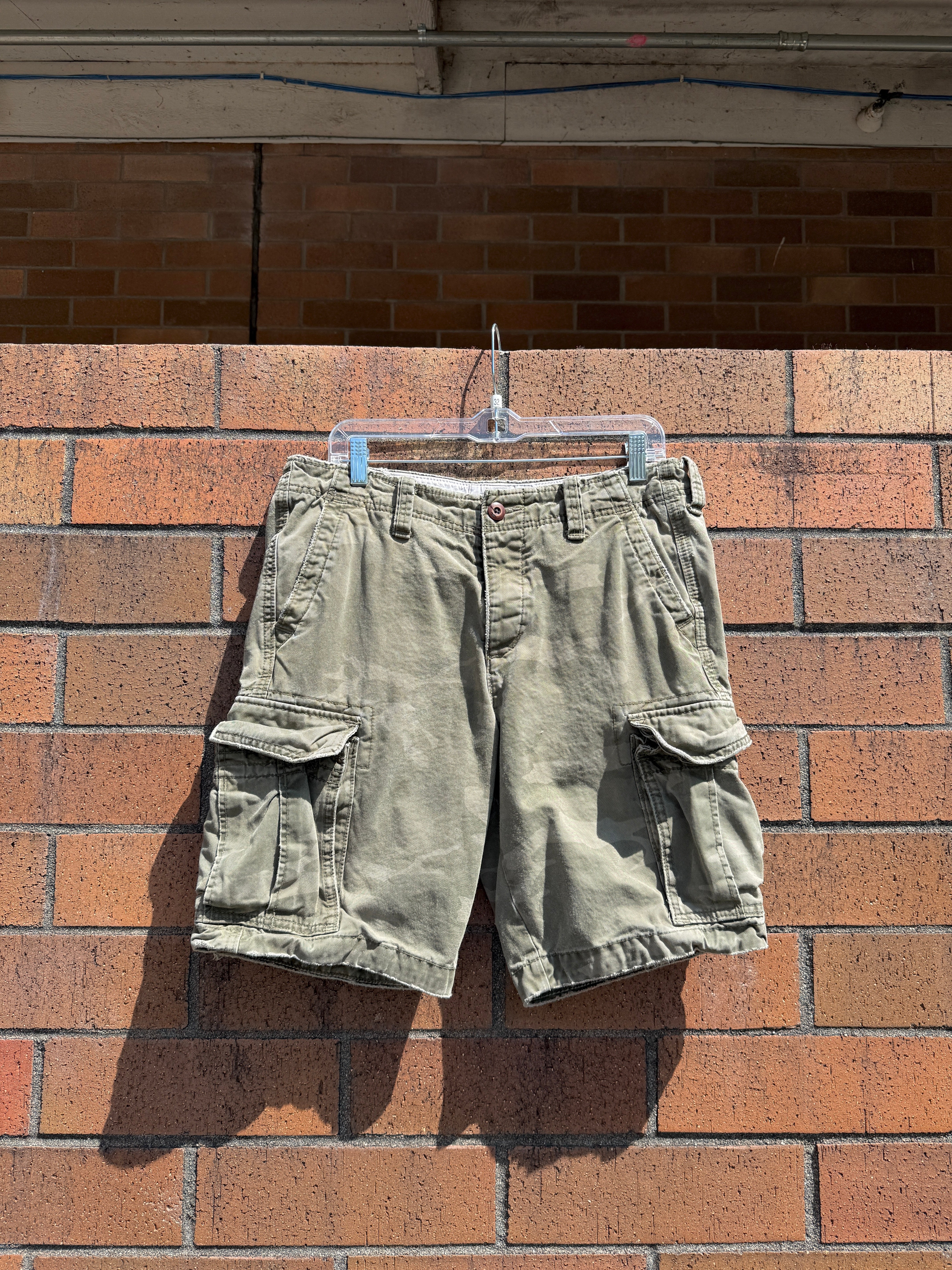2010s Hollister Camo Cargo Shorts Size 32