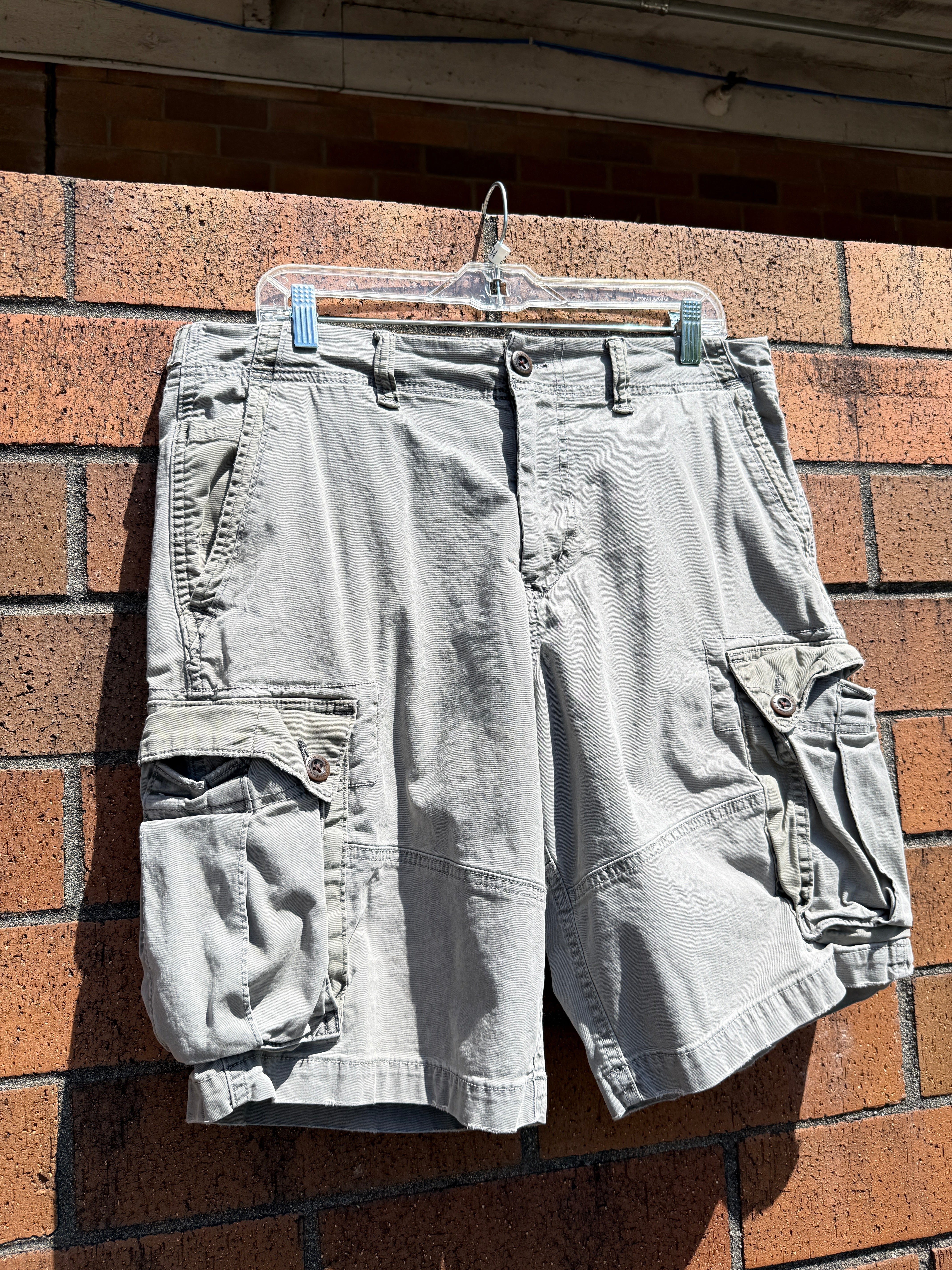 2010s American Eagle Next Level Flex Grey Cargo Shorts Size 34
