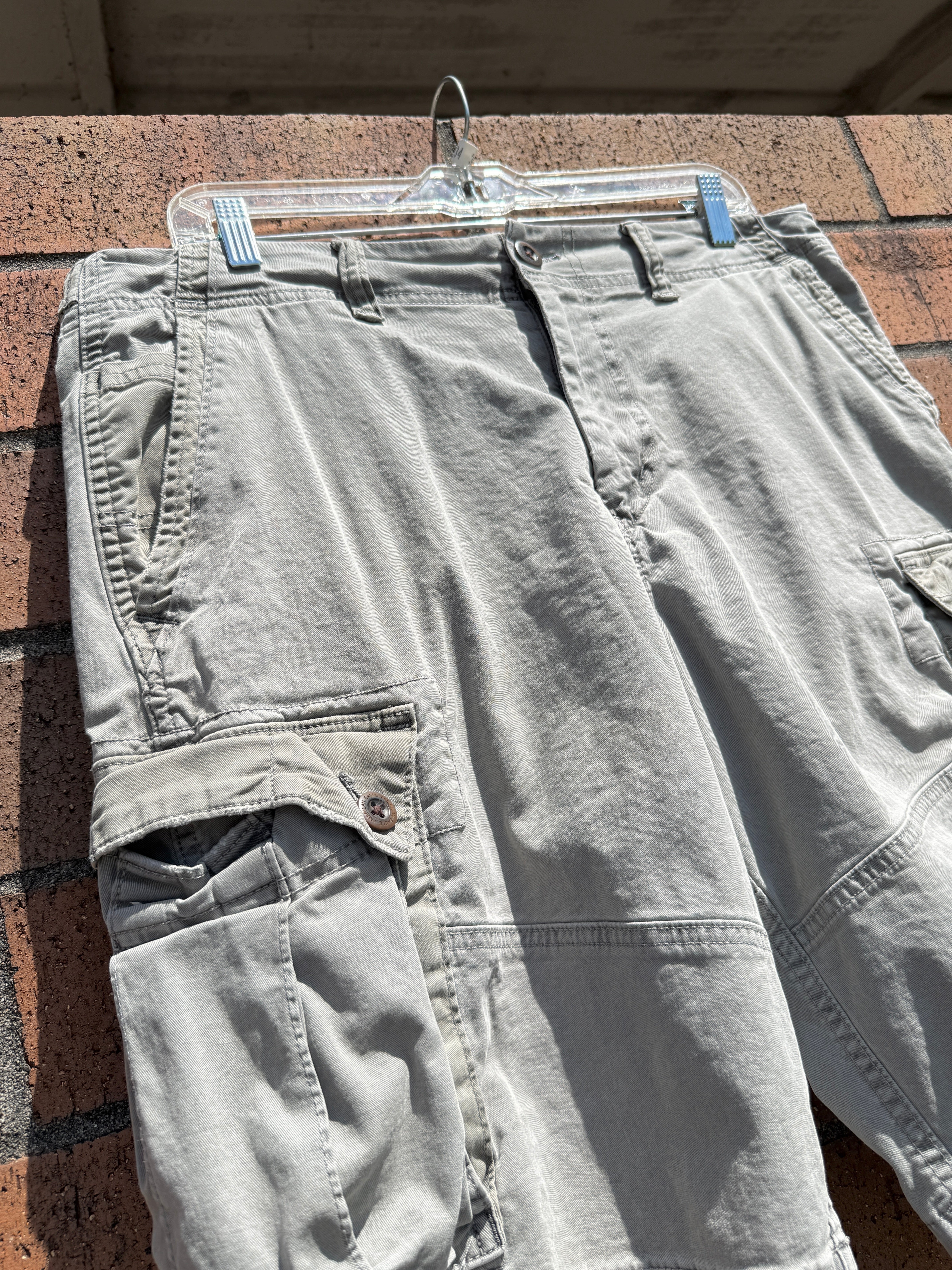 2010s American Eagle Next Level Flex Grey Cargo Shorts Size 34