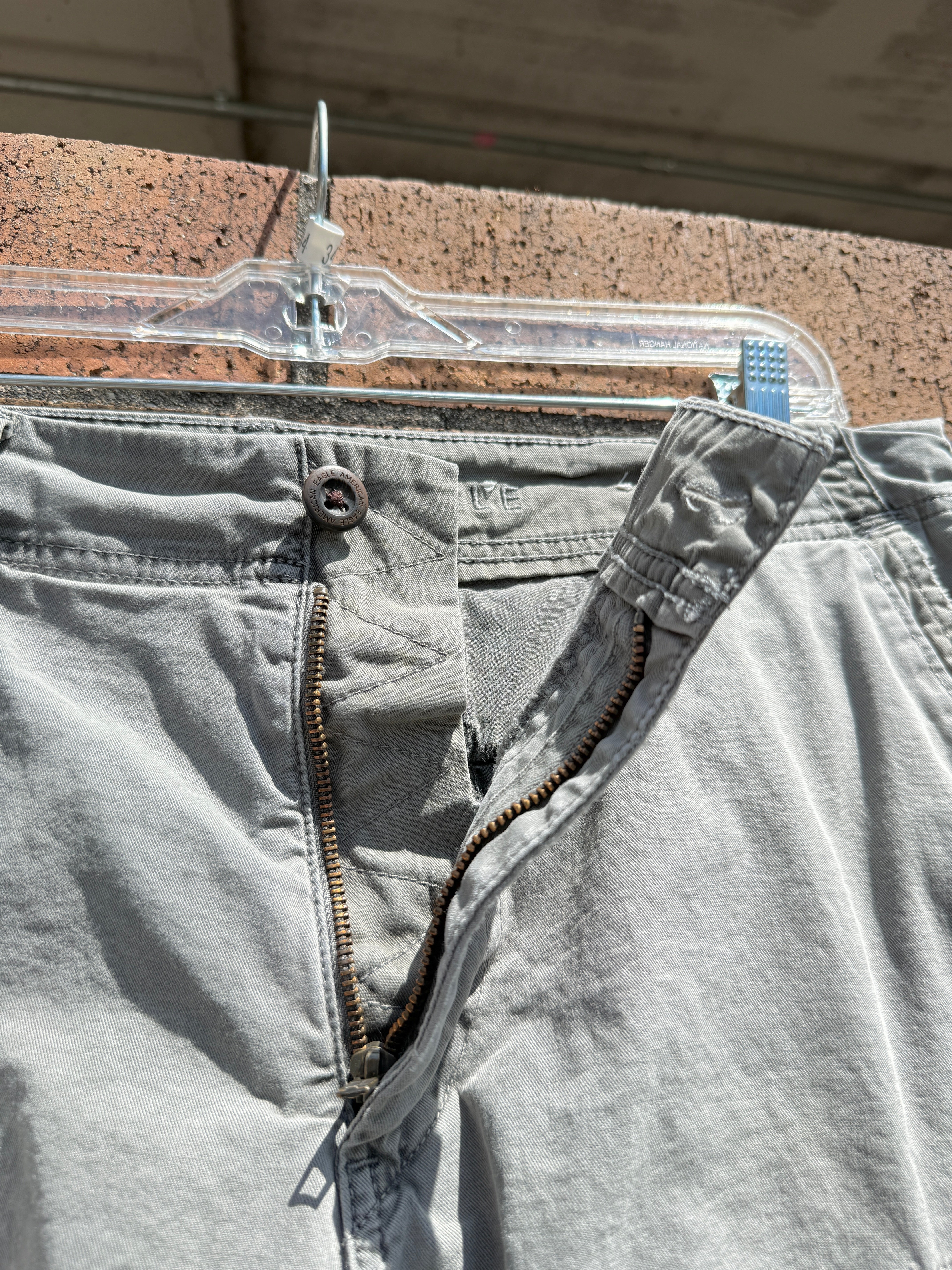 2010s American Eagle Next Level Flex Grey Cargo Shorts Size 34