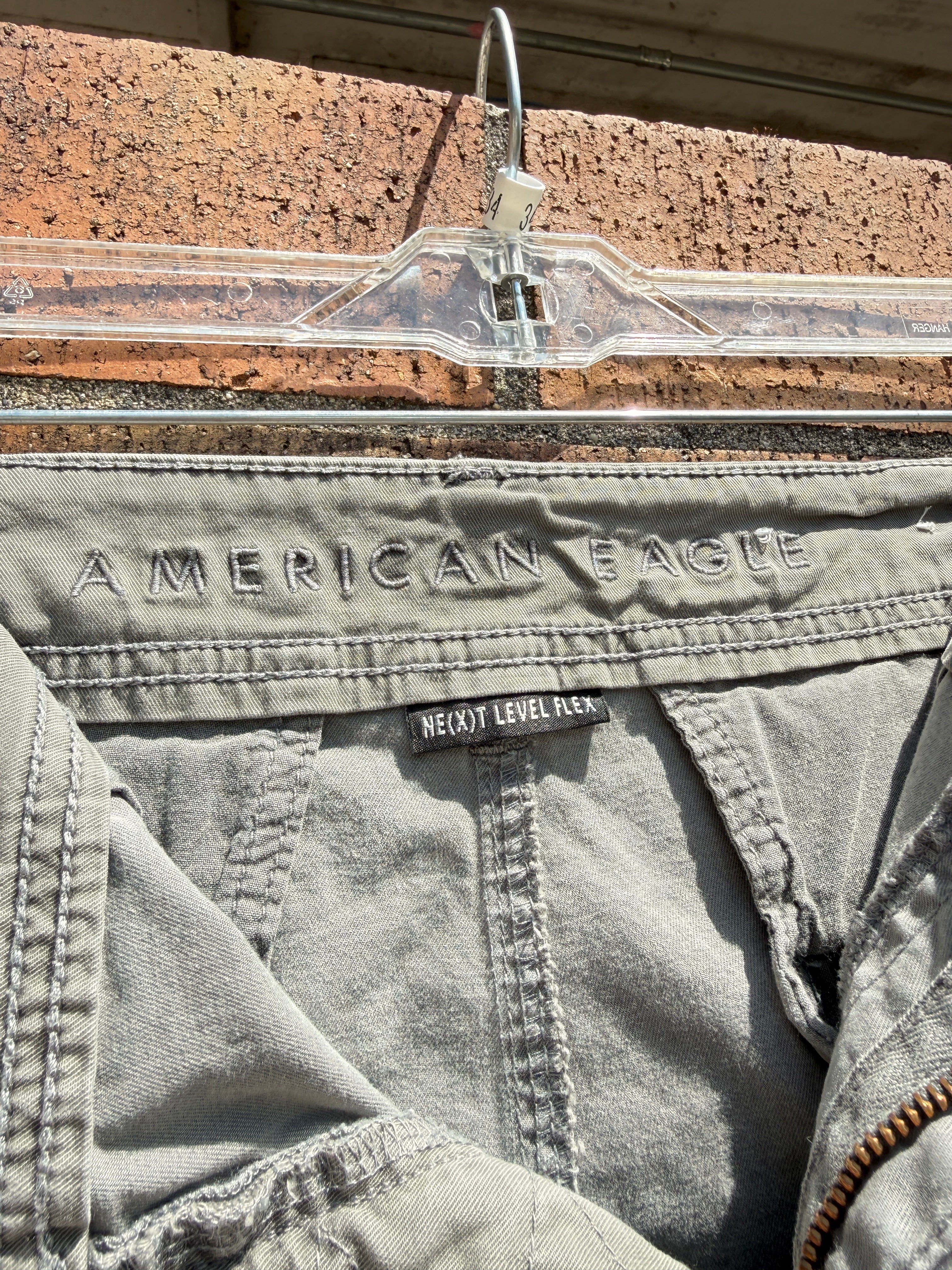 2010s American Eagle Next Level Flex Grey Cargo Shorts Size 34