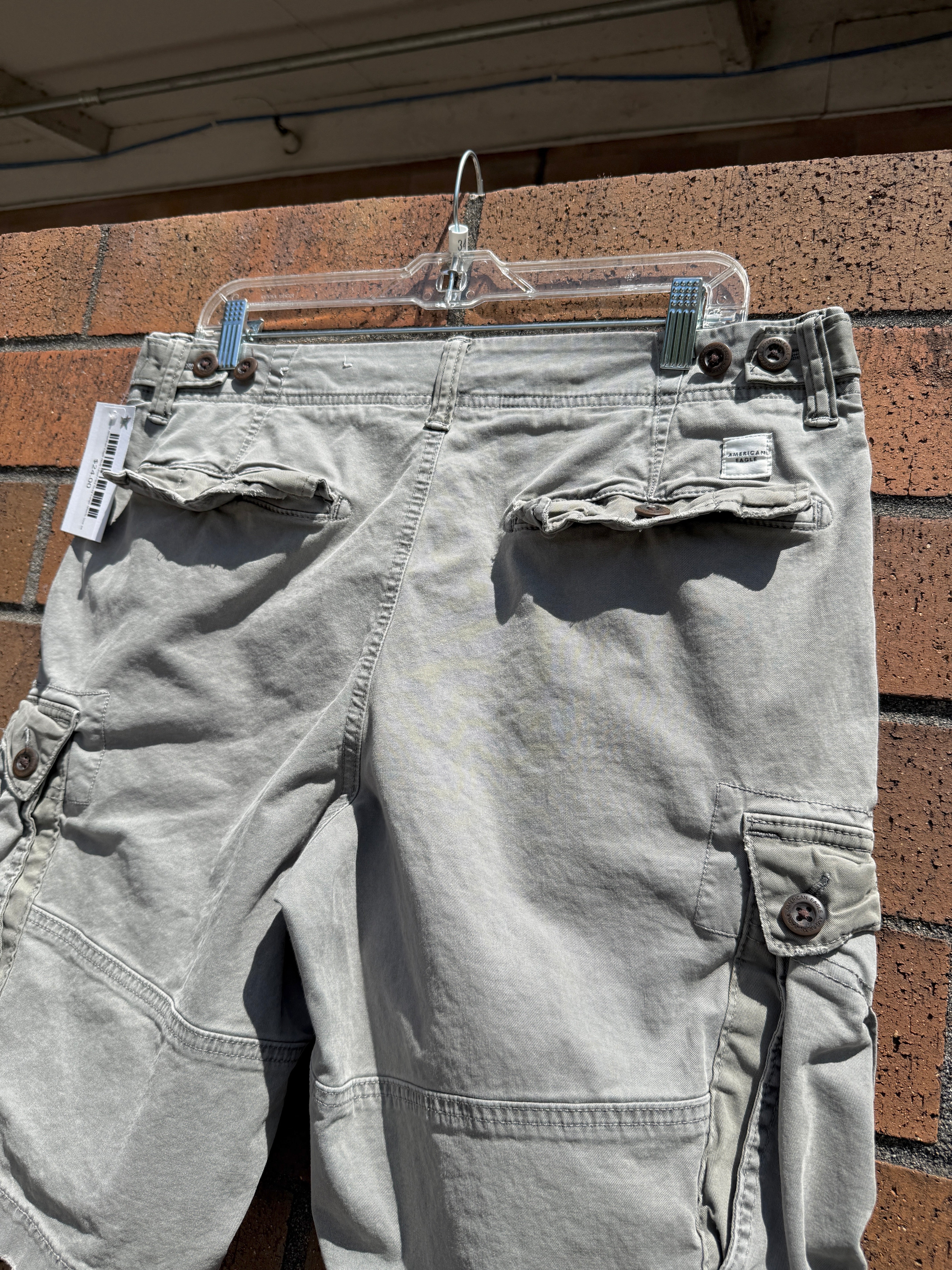 2010s American Eagle Next Level Flex Grey Cargo Shorts Size 34