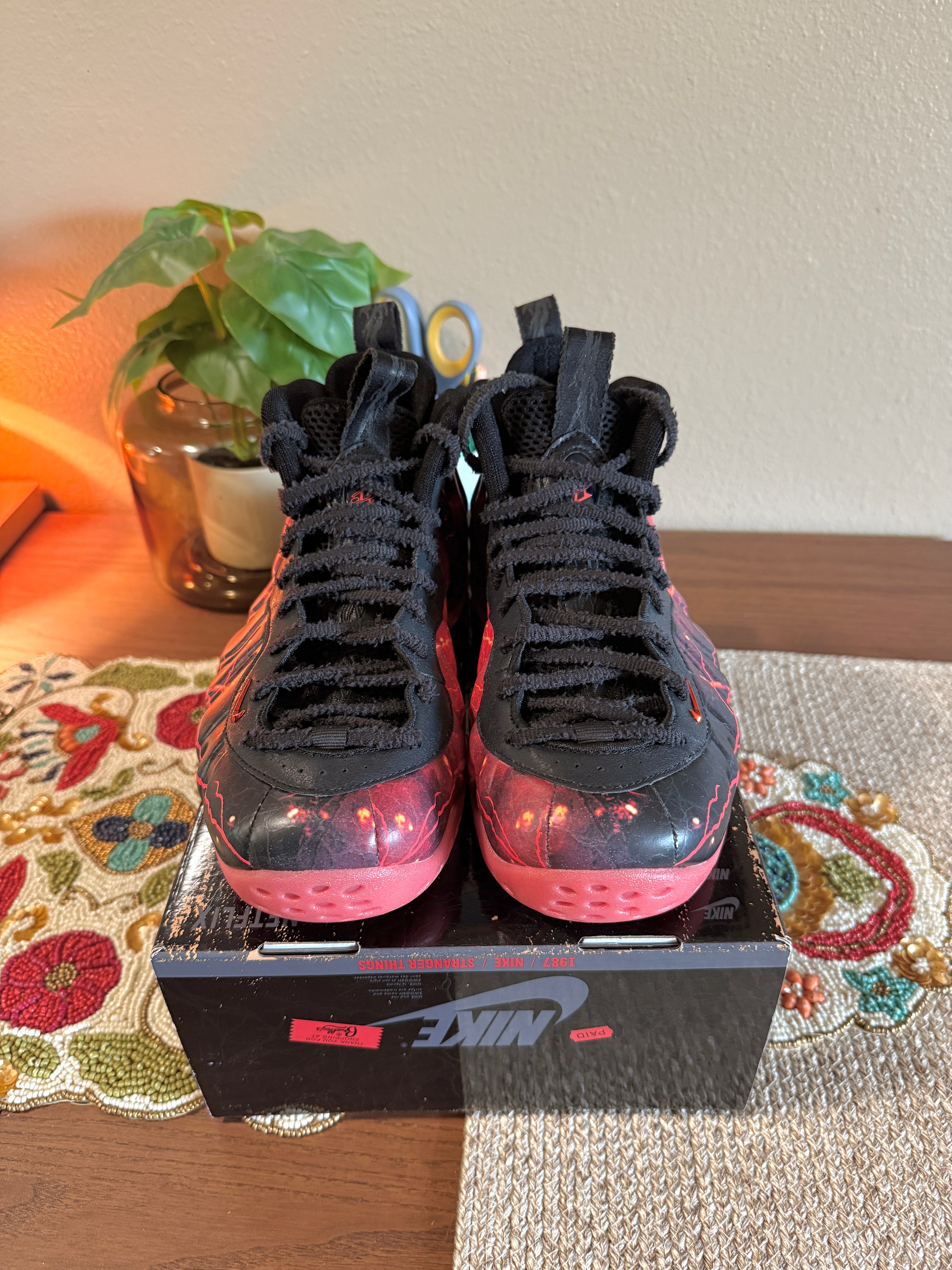 Nike Air Foamposite One Stranger Things Size 8.5 MISSING LID