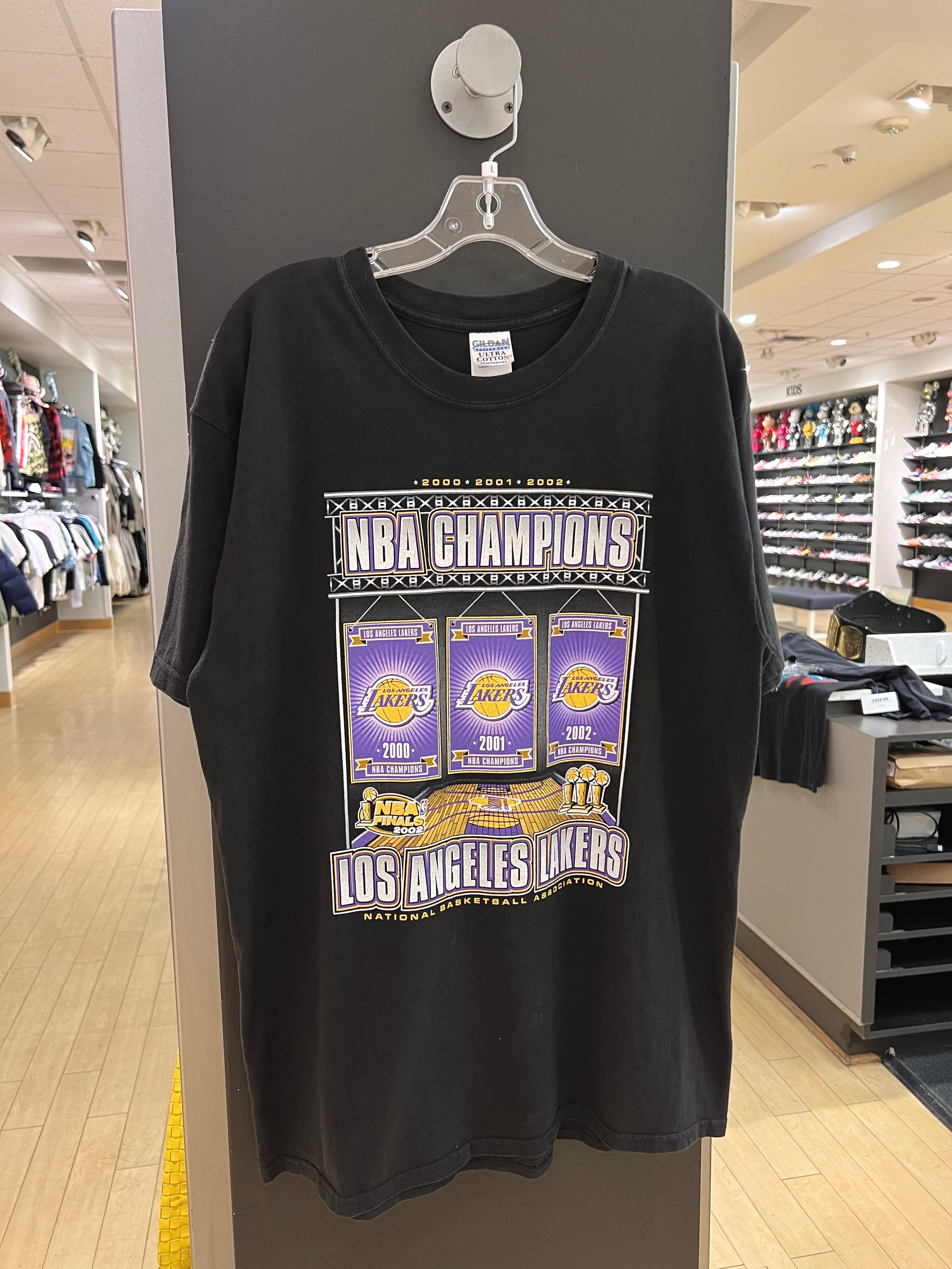 2002 Los Angeles Lakers 3 Peat Tee L