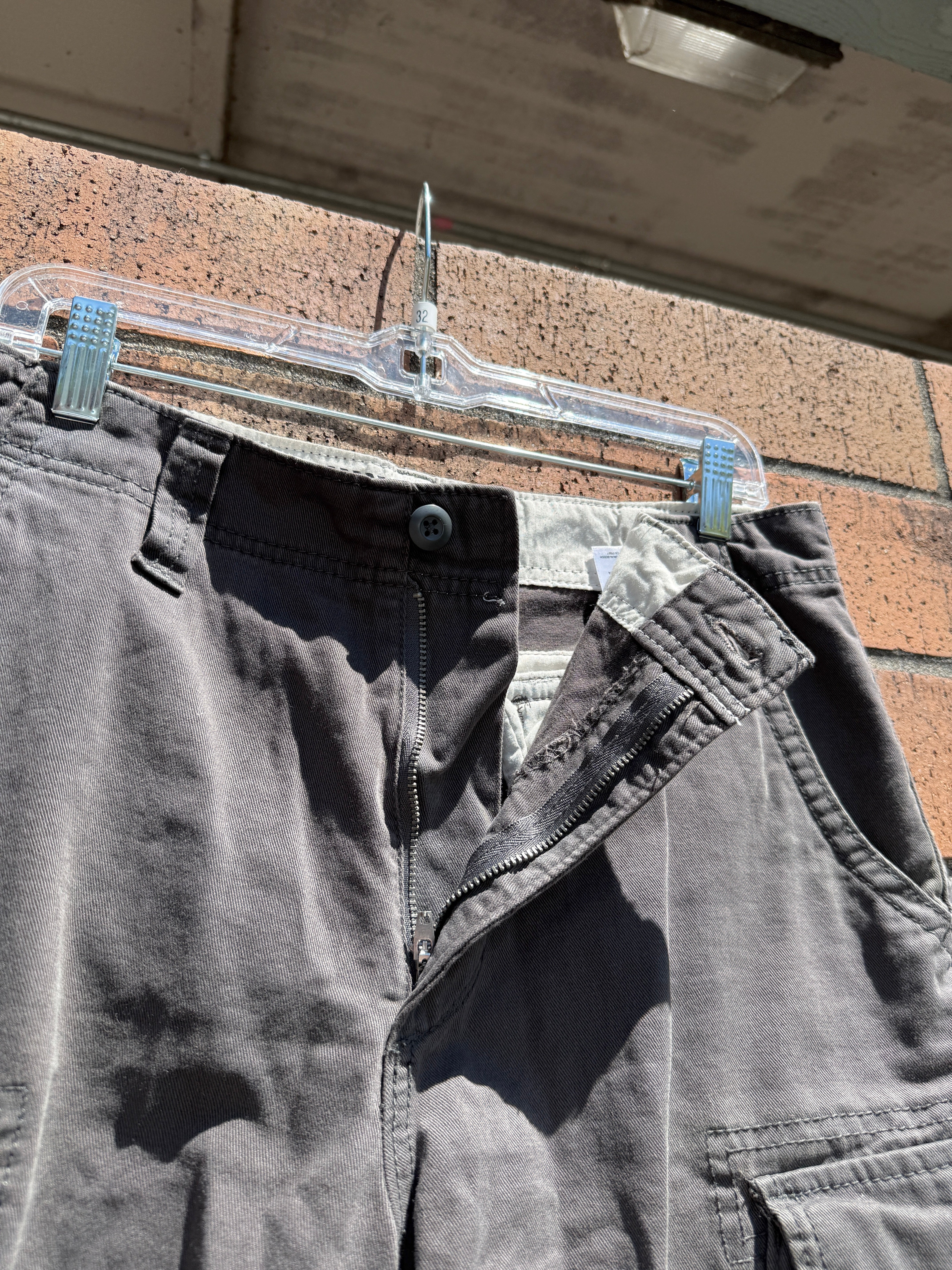 2012 Old Navy Dark Grey Cargo Shorts Size 31
