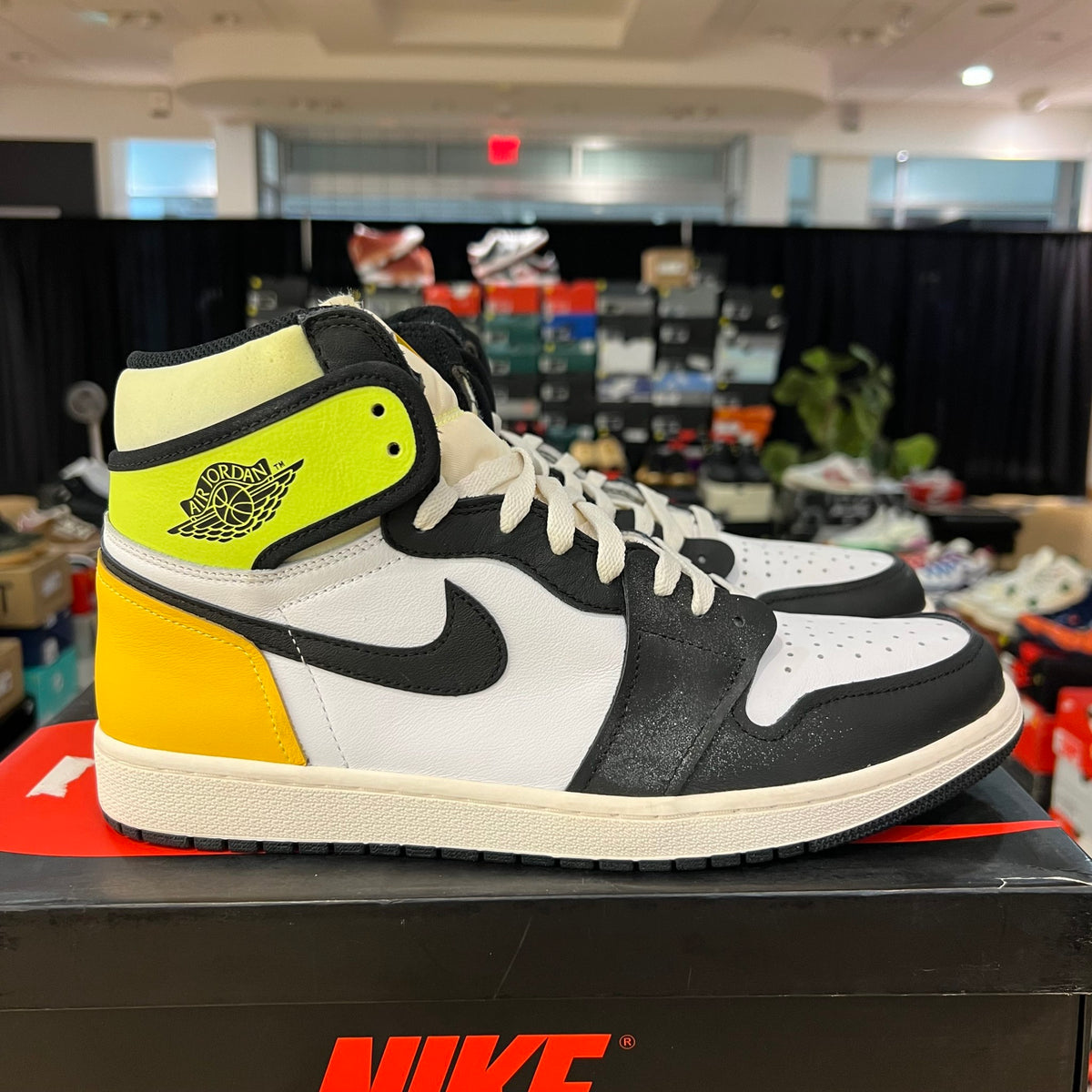 Jordan 1 Retro High White Black Volt University Gold used
