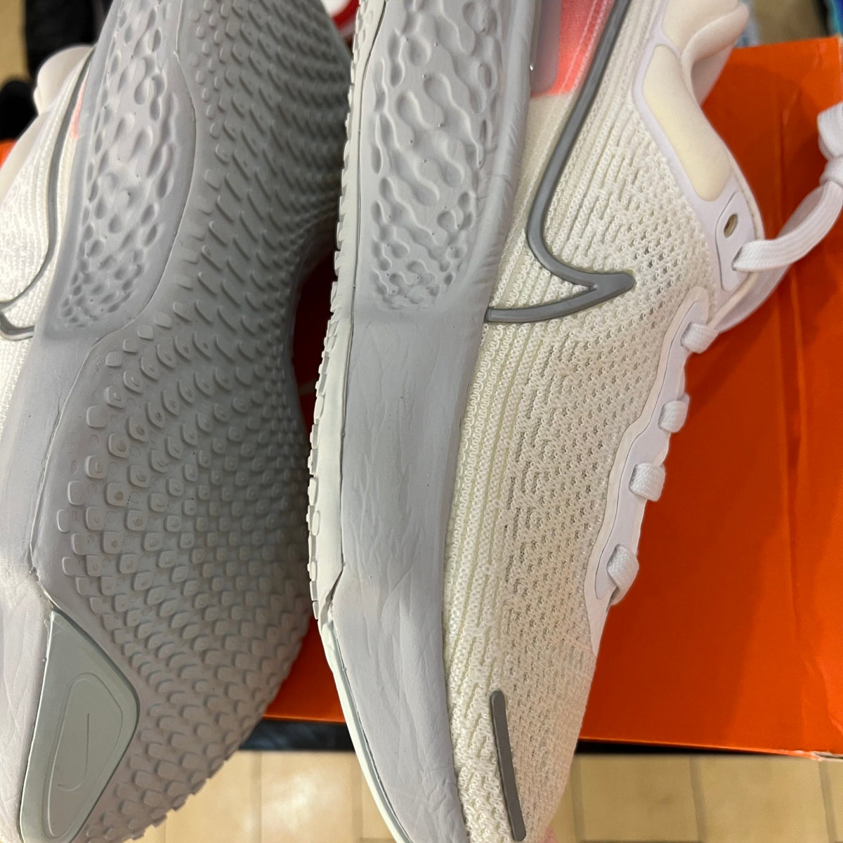 Nike ZoomX Invincible Run Flyknit White Pure Platinum Chile Red yellowing