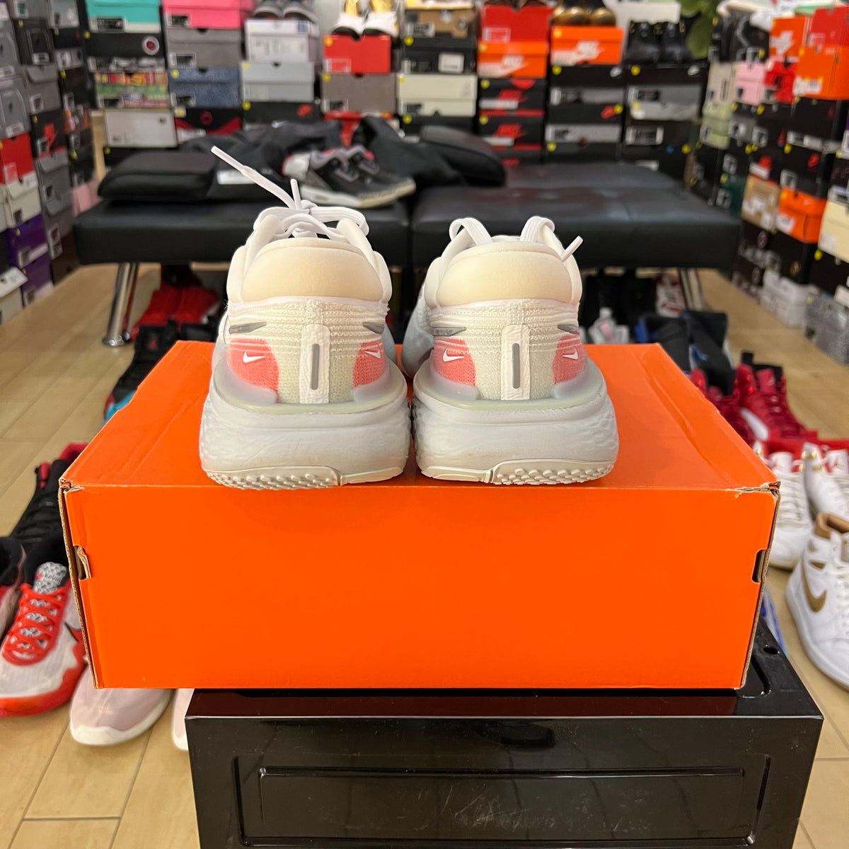 Nike ZoomX Invincible Run Flyknit White Pure Platinum Chile Red yellowing