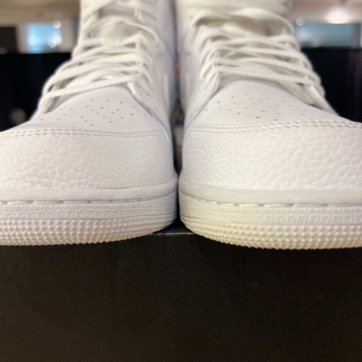 Jordan 1 Mid Triple White 2.0 (2020) used yellowing