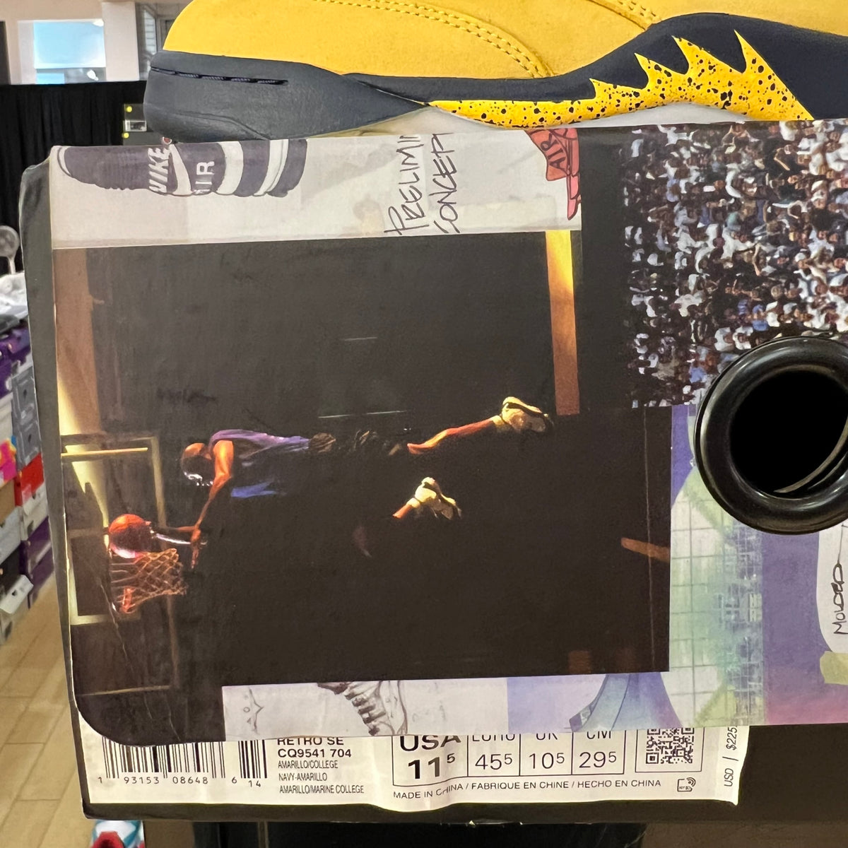 Jordan 5 Retro Michigan (2019) used no lace locks