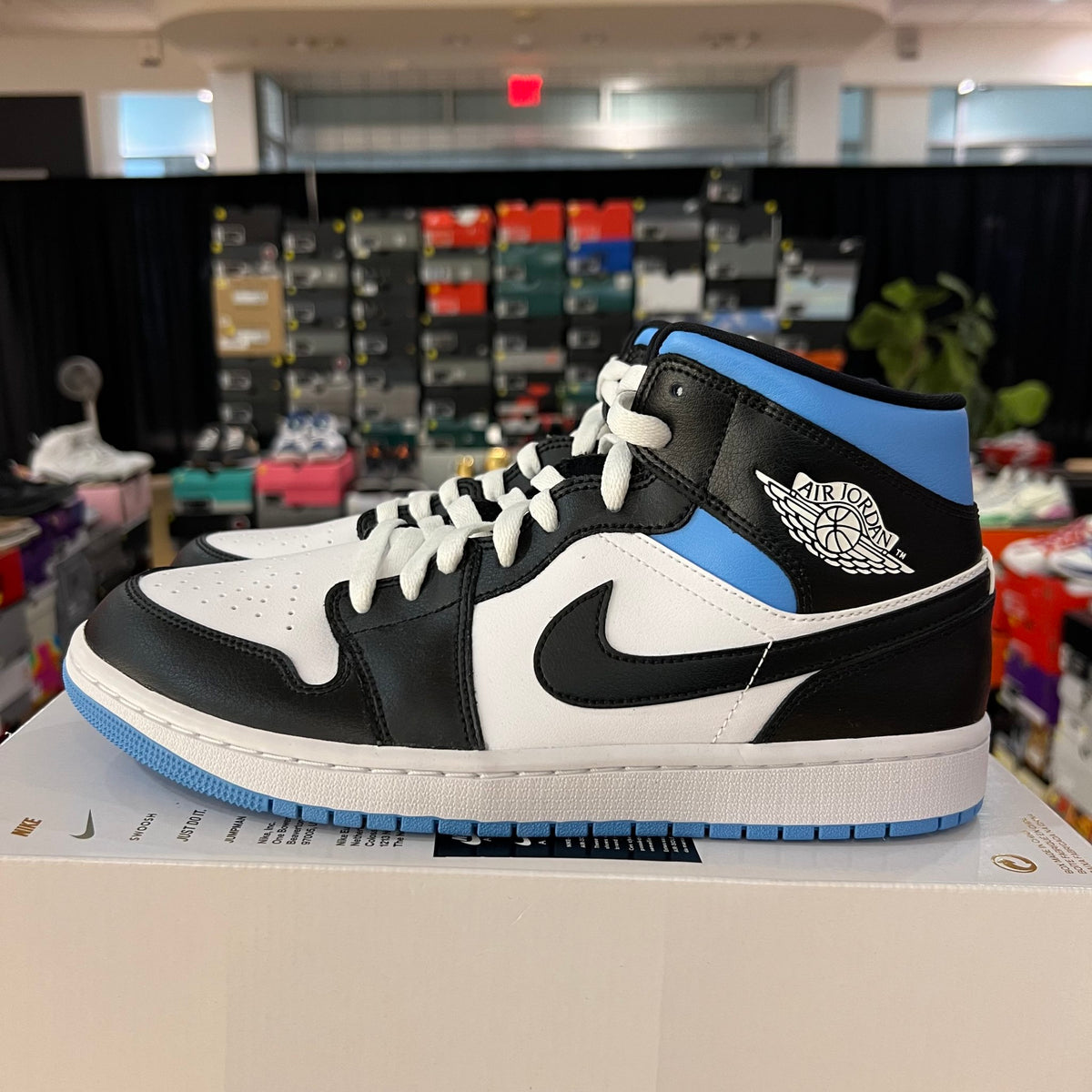 Jordan 1 Mid University Blue (Women's) used missing box lid 