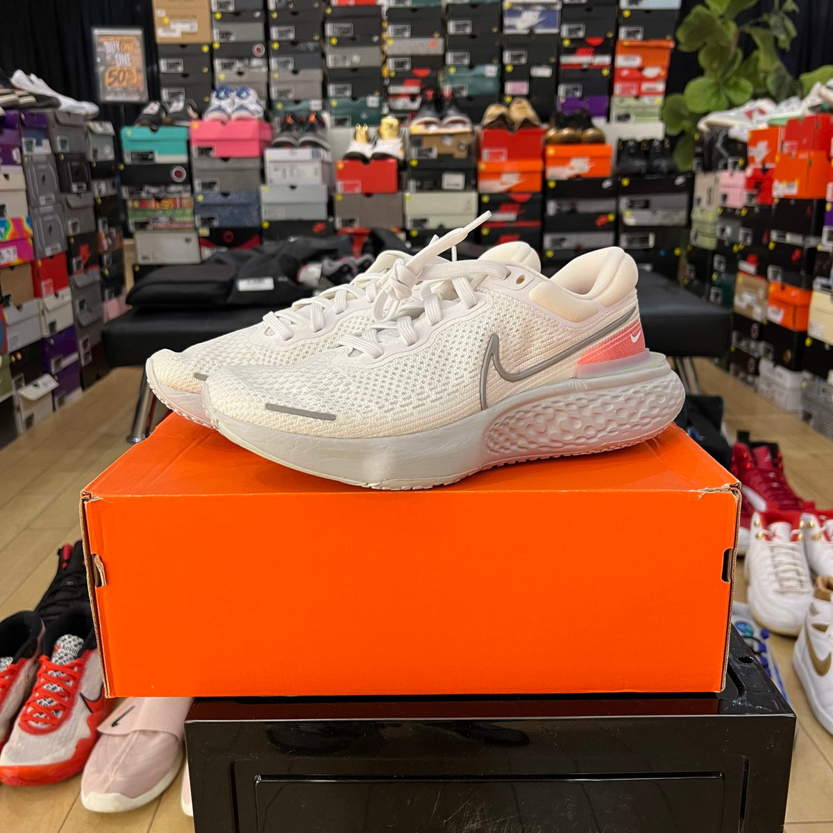 Nike ZoomX Invincible Run Flyknit White Pure Platinum Chile Red yellowing