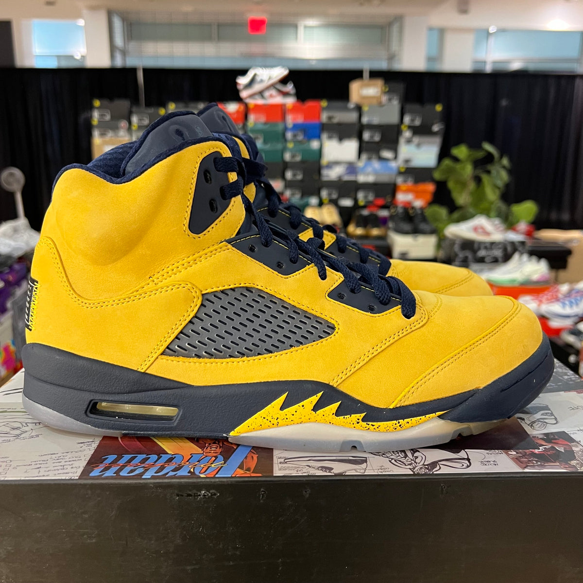 Jordan 5 Retro Michigan (2019) used no lace locks