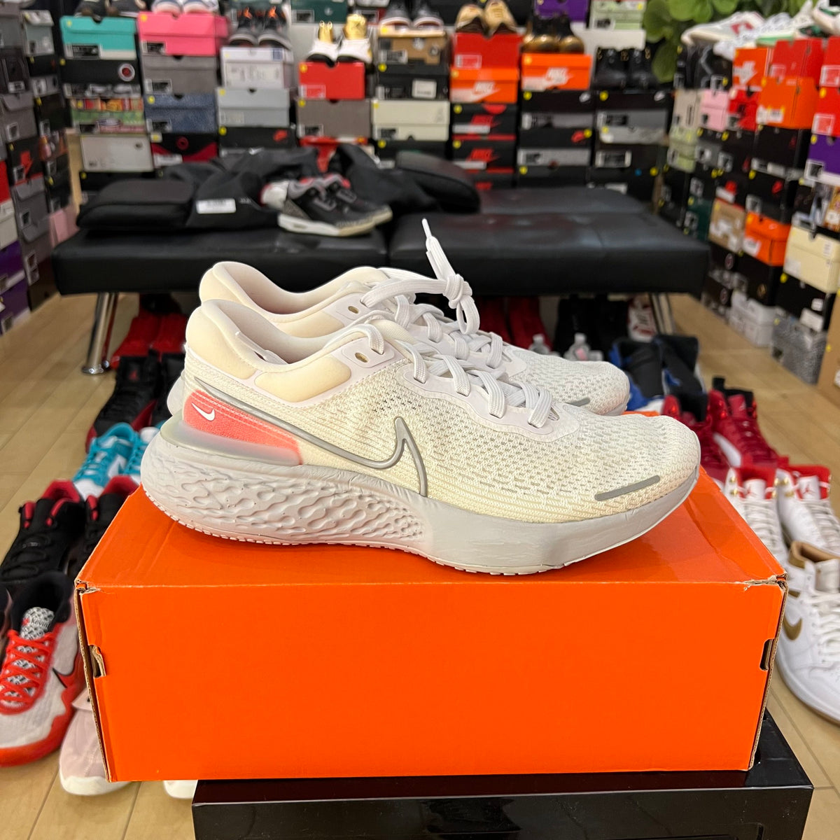 Nike ZoomX Invincible Run Flyknit White Pure Platinum Chile Red yellowing