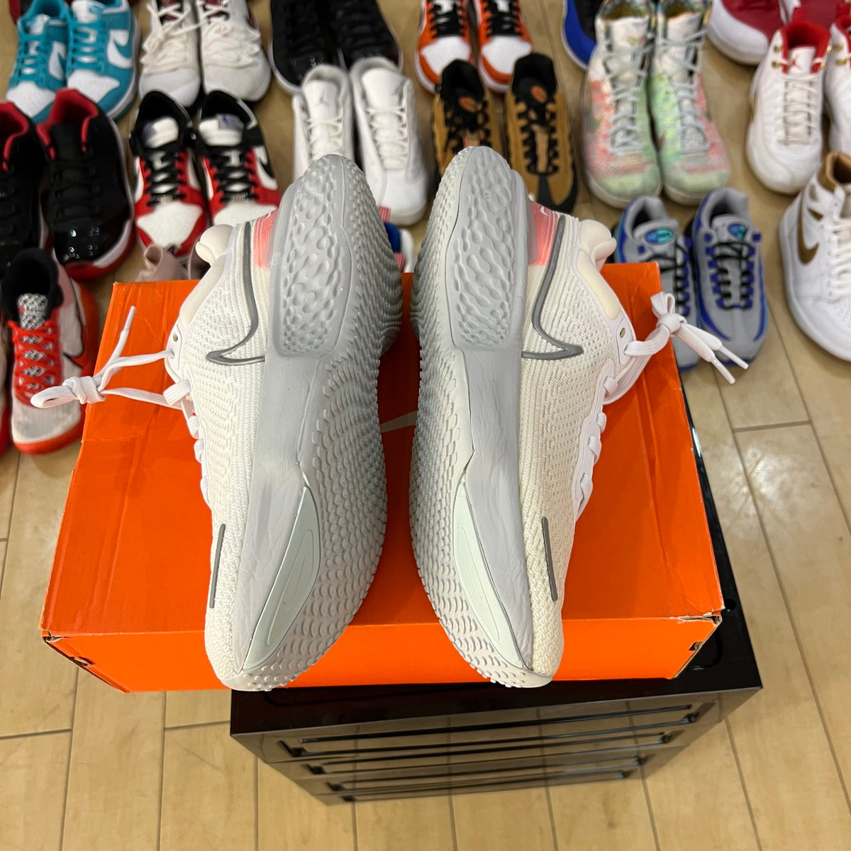Nike ZoomX Invincible Run Flyknit White Pure Platinum Chile Red yellowing