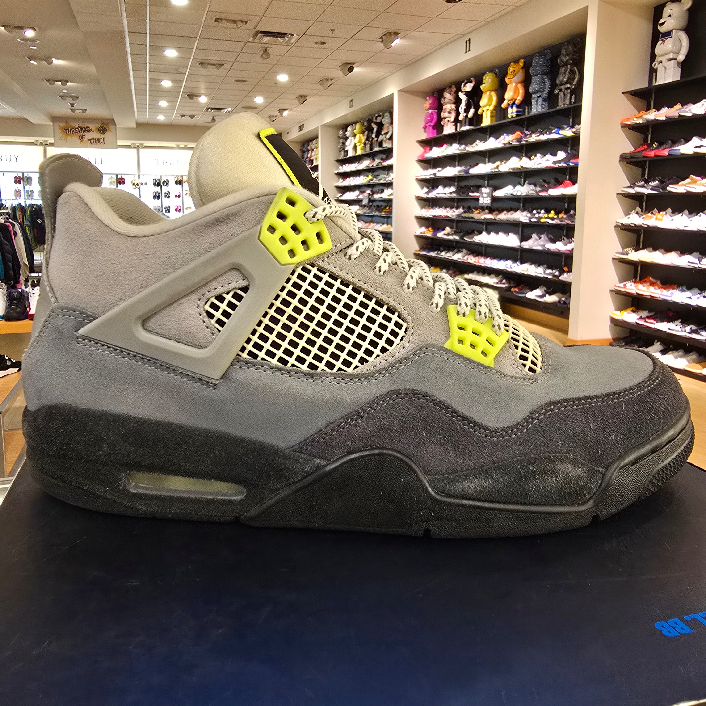 Jordan 4 Retro SE 95 Neon SZ 10.5 USED