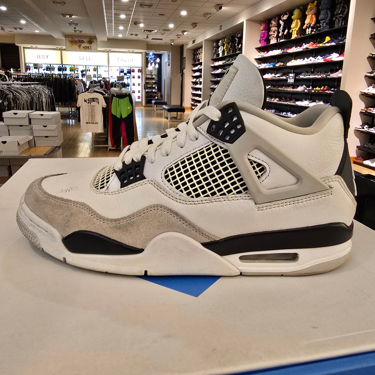 Jordan 4 Retro Military Black SZ 9.5 USED