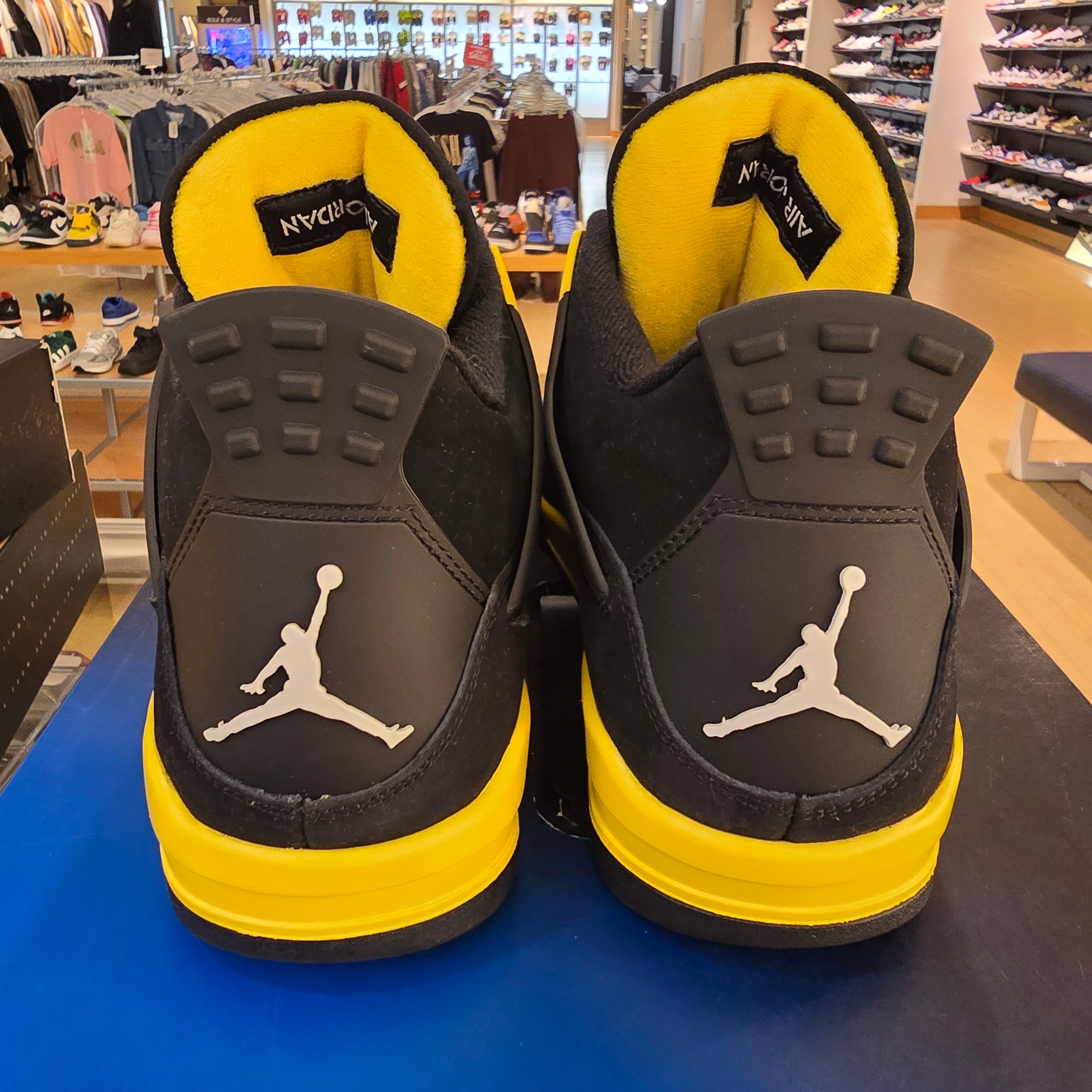 Jordan 4 Retro Thunder (2023) SZ 11 USED