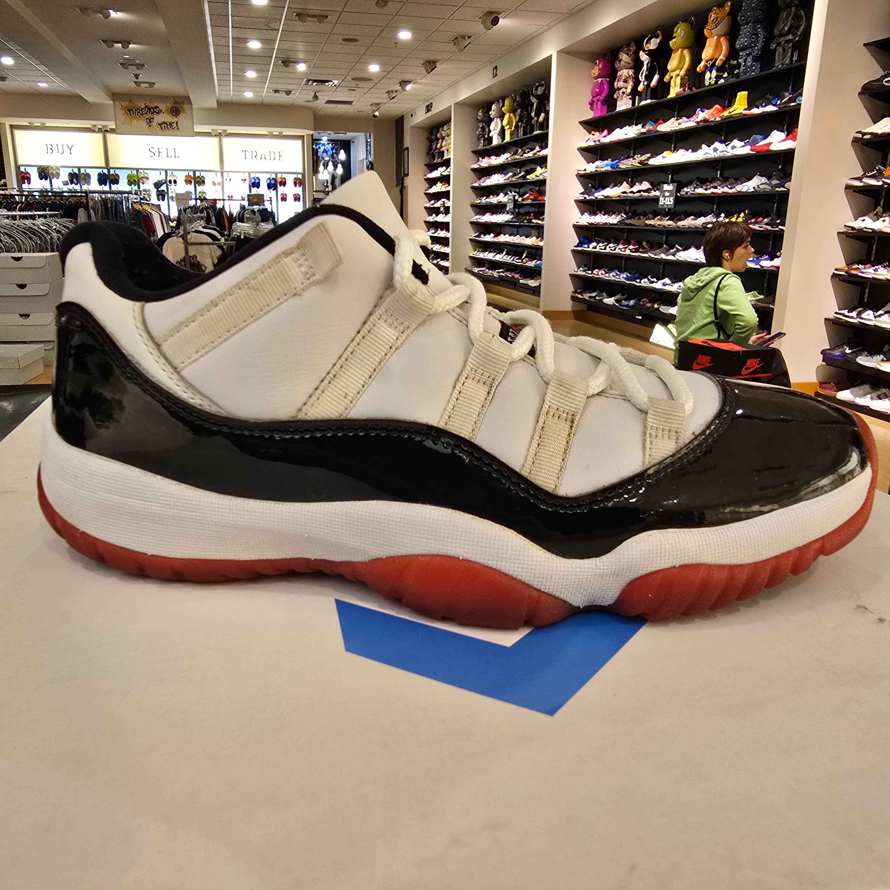 Jordan 11 Retro Low Concord Bred SZ 9 USED