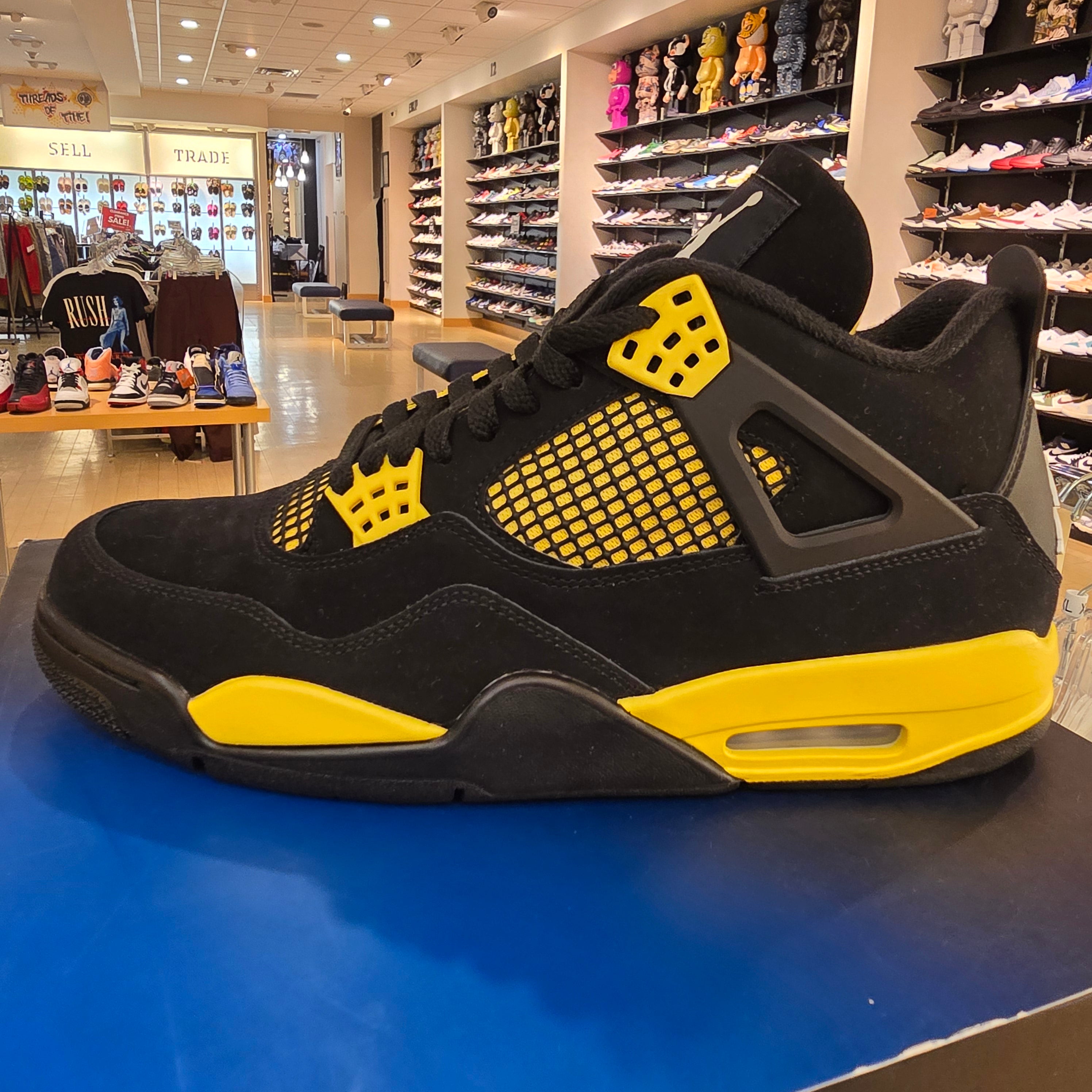 Jordan 4 Retro Thunder (2023) SZ 11 USED