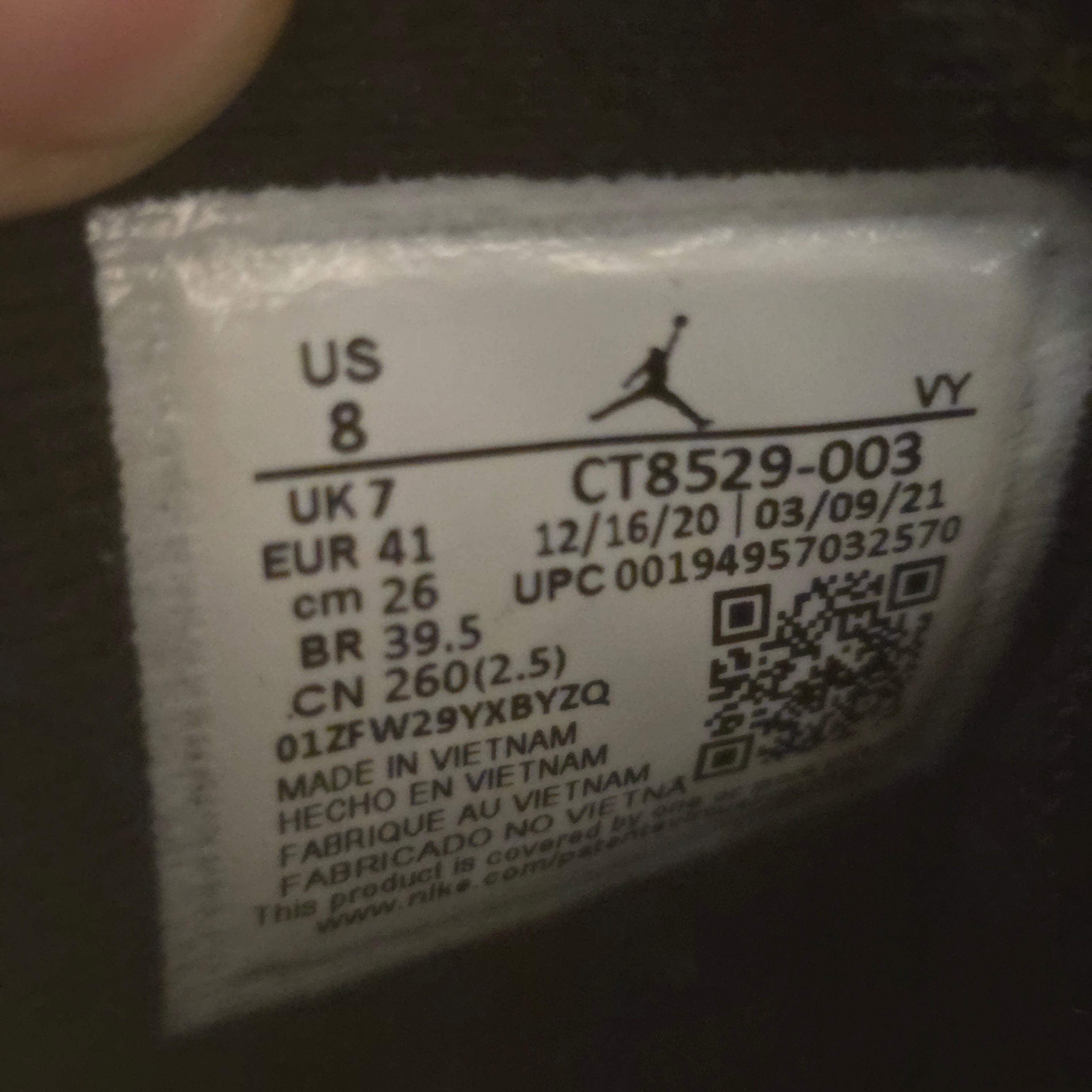 Jordan 6 Retro Electric Green MISMATCHED SIZES 8 AND 8.5 USED