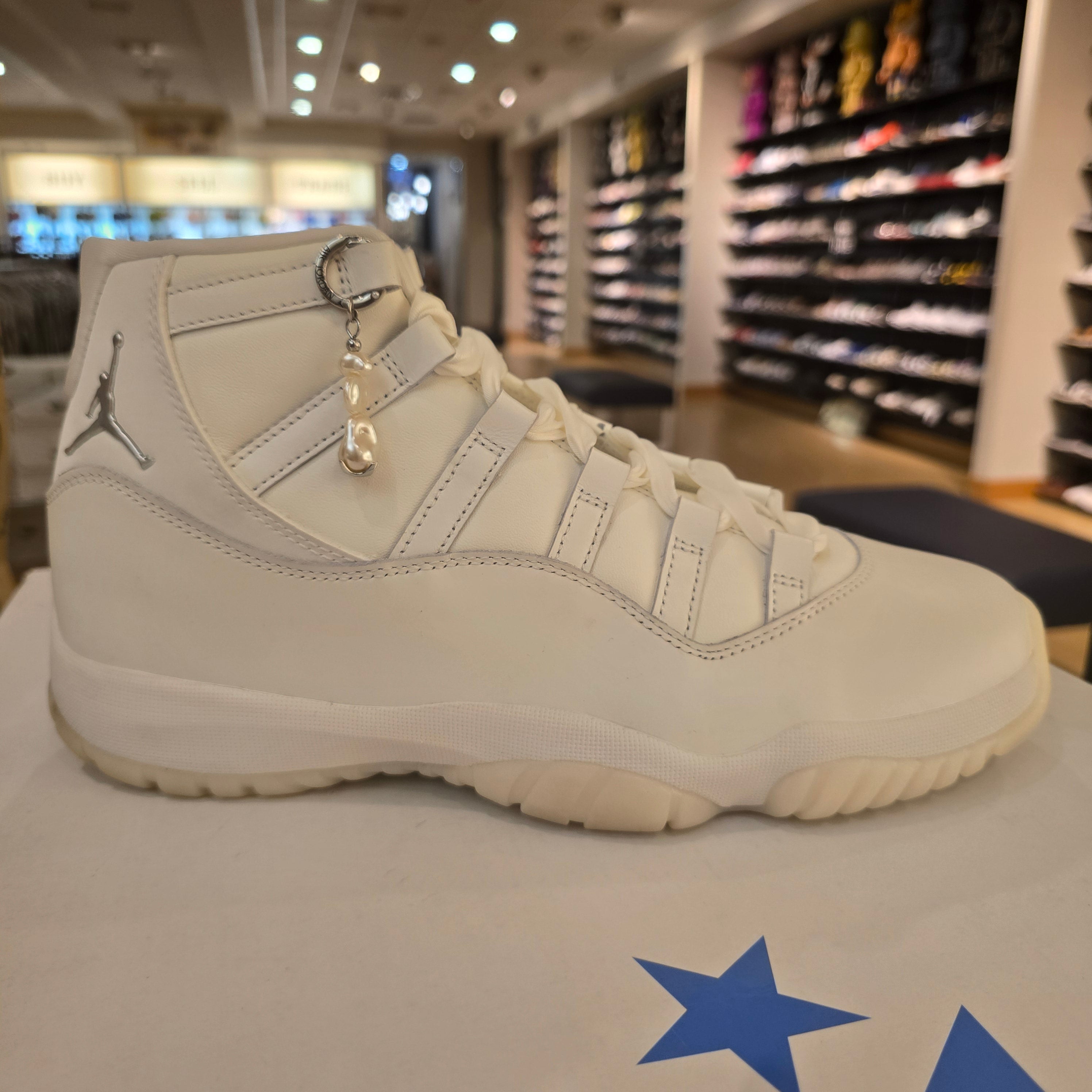 Jordan 11 Retro Pearl (Women's) SZ 12/10.5M USED