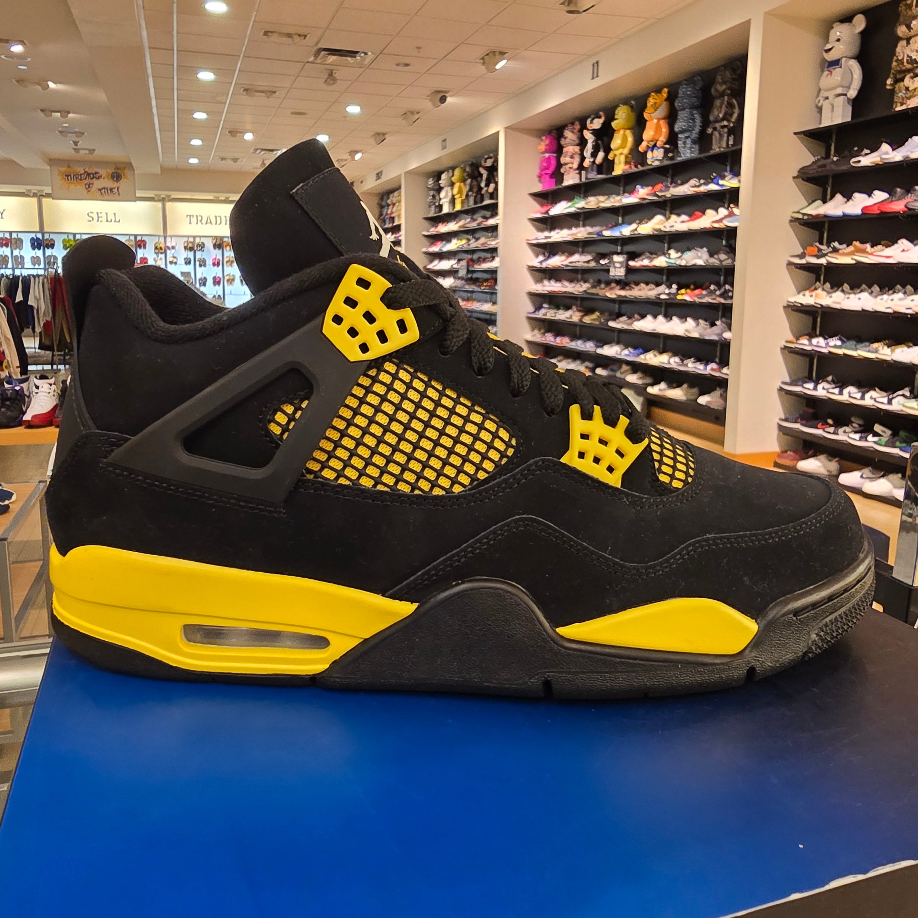 Jordan 4 Retro Thunder (2023) SZ 11 USED