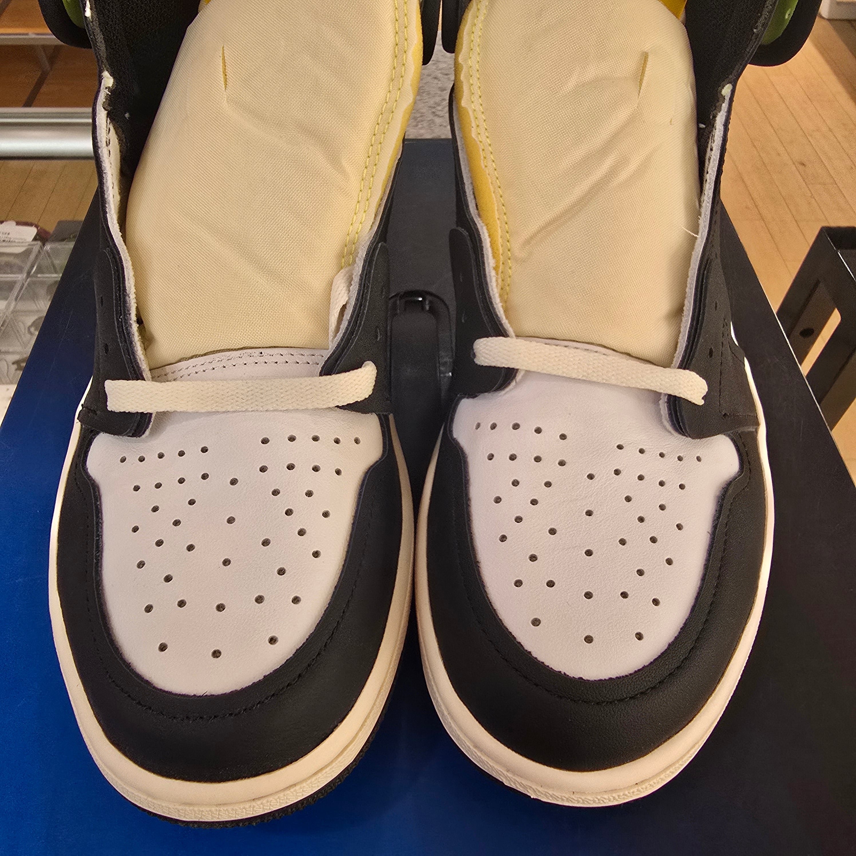 Jordan 1 Retro High White Black Volt University Gold SZ 12