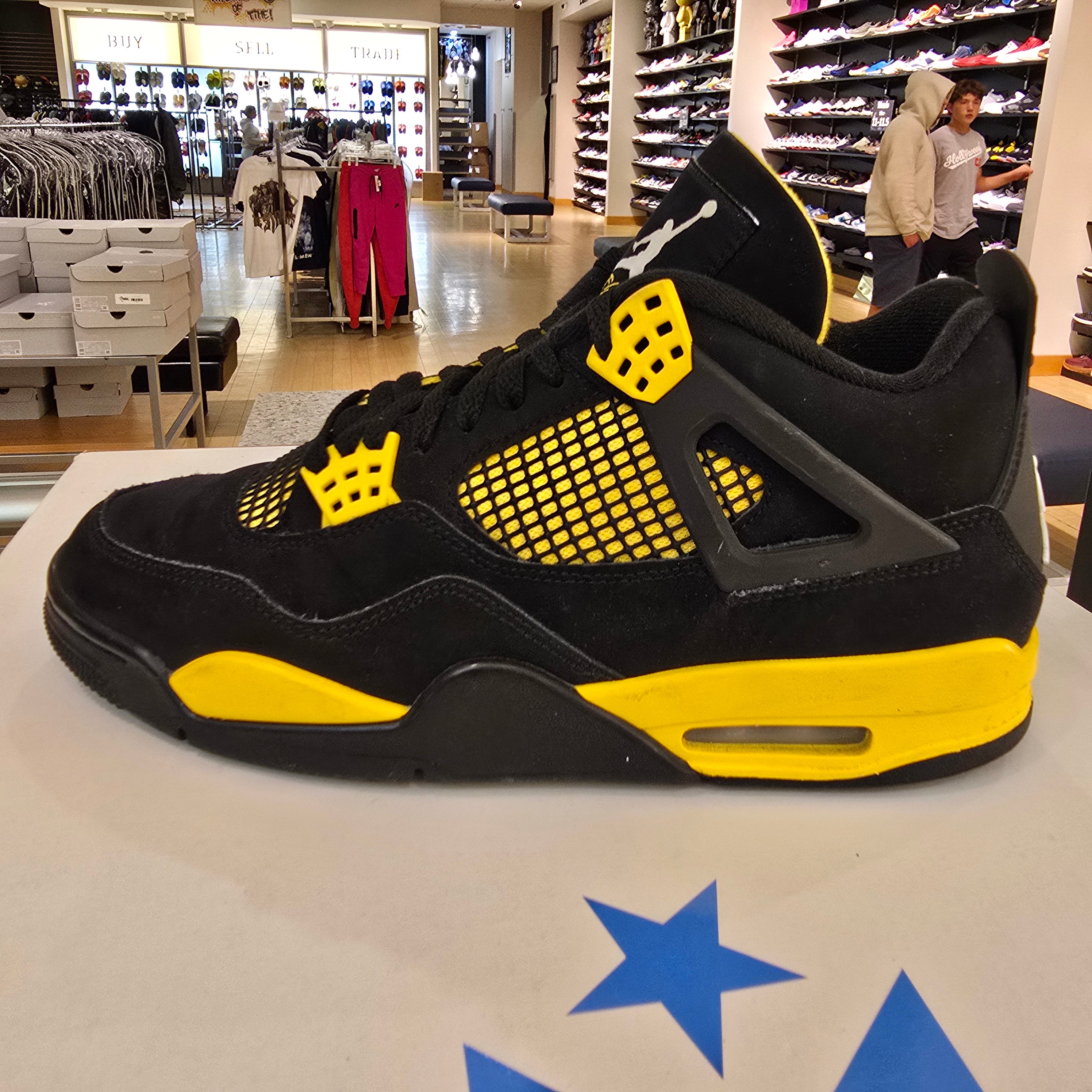 Jordan 4 Retro Thunder (2023) SZ 10 USED
