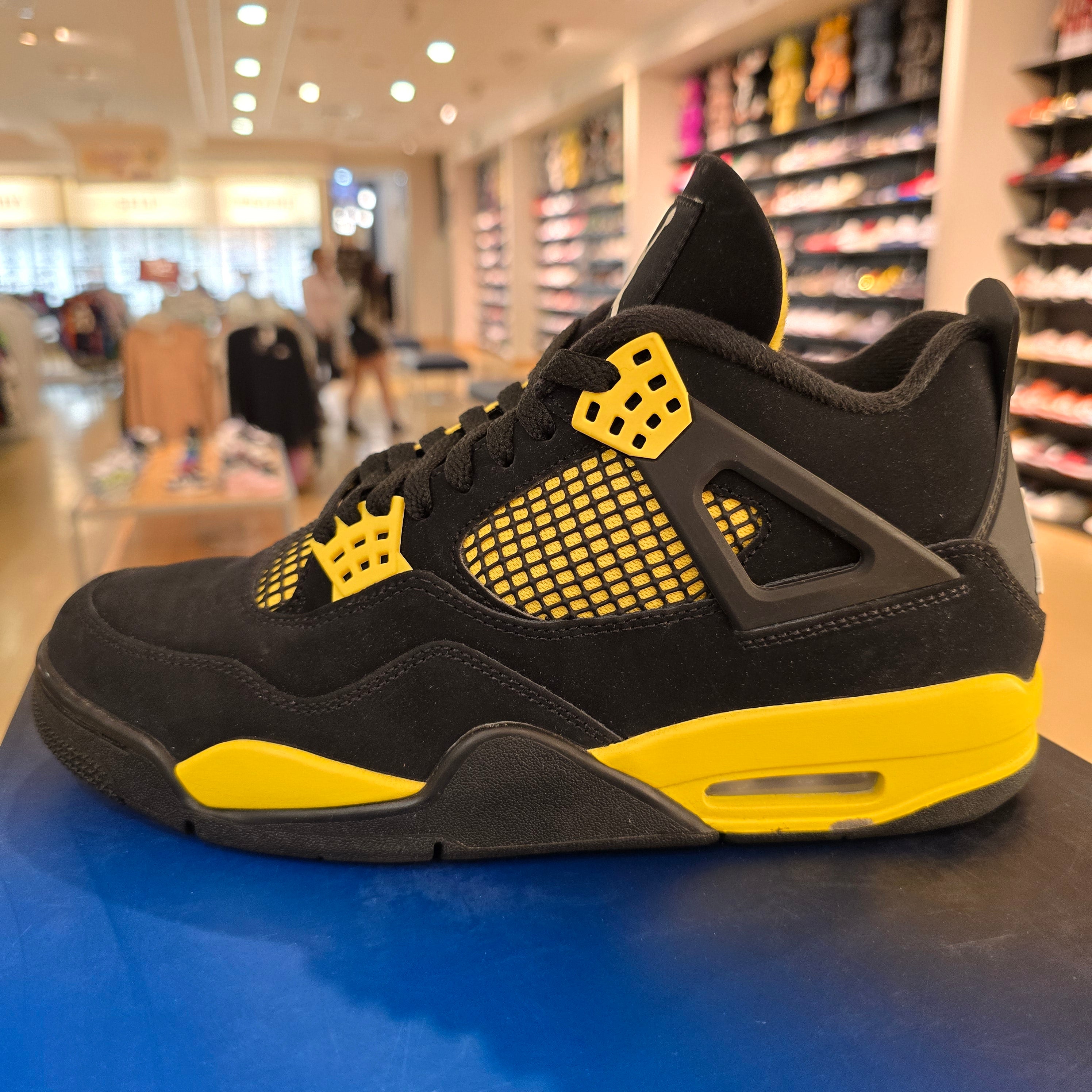 Jordan 4 Retro Thunder 2023 SZ 9.5 USED