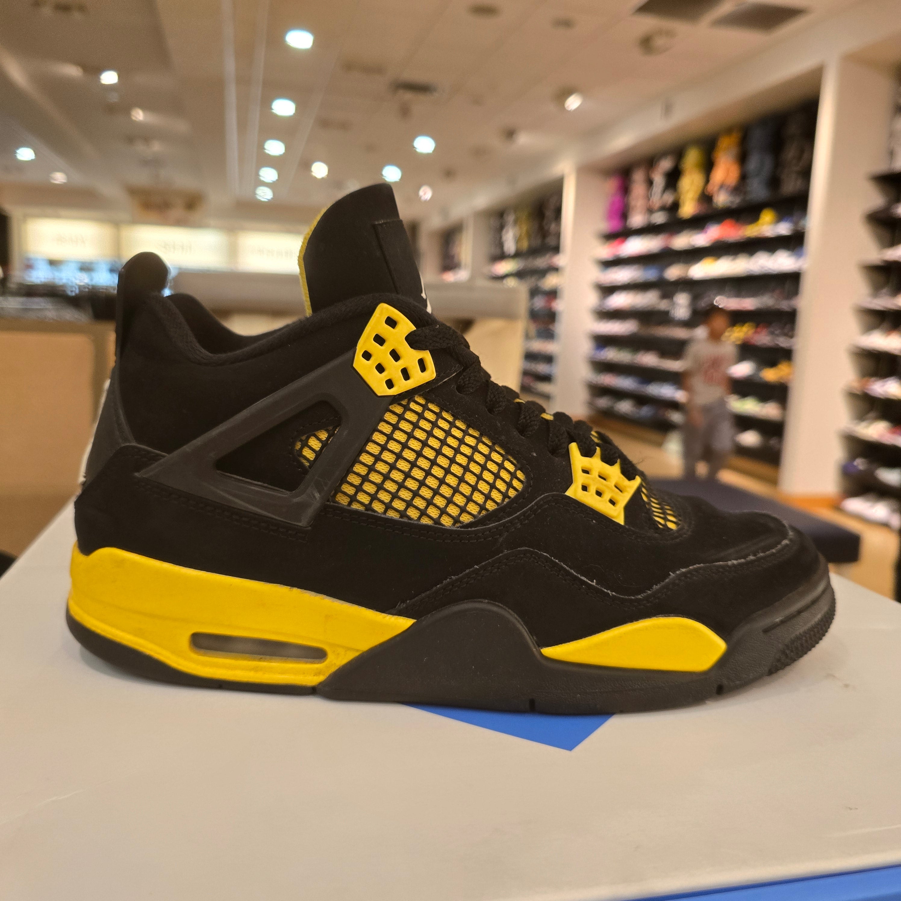 Jordan 4 Retro Thunder (2023) SZ 9 USED NO BOX
