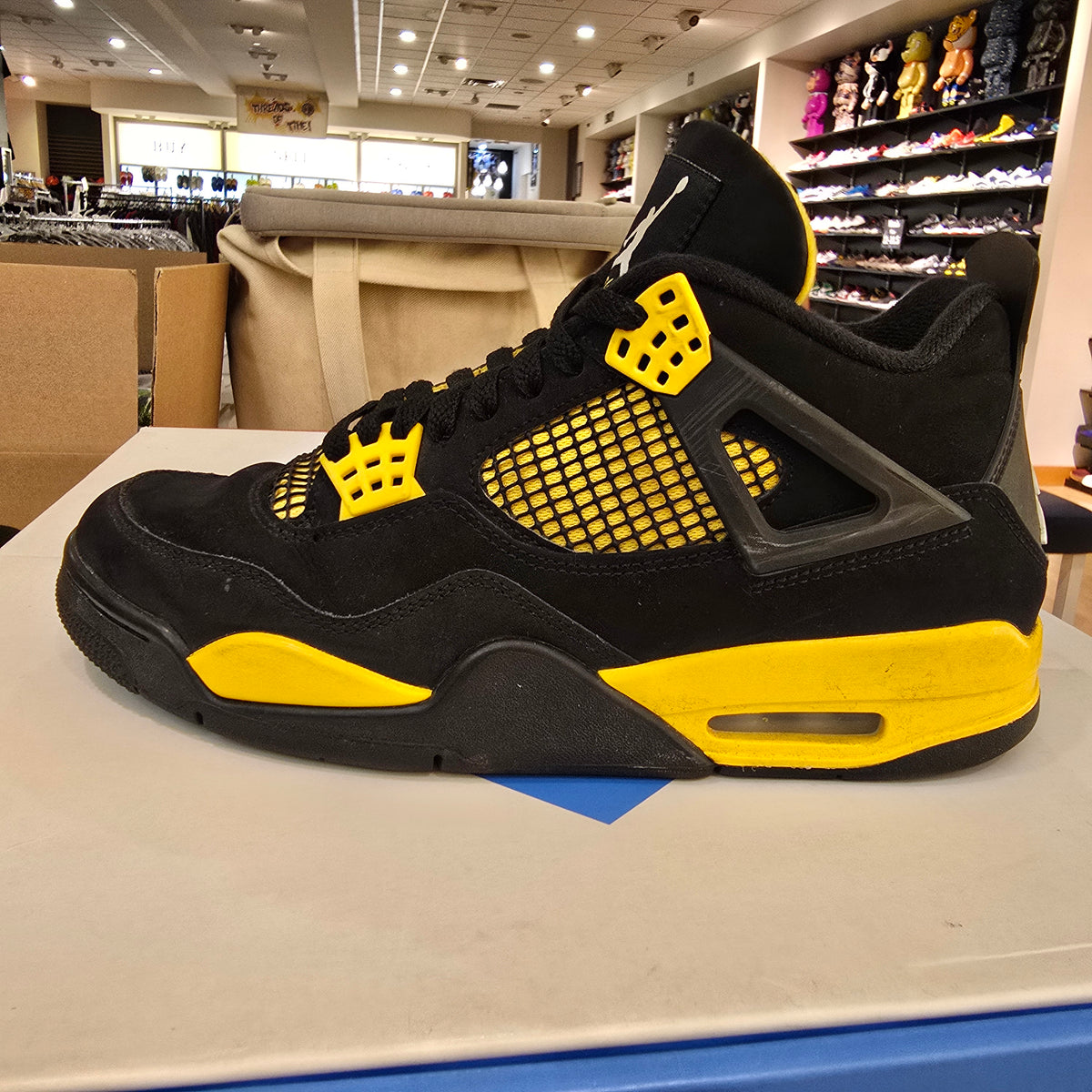 Jordan 4 Retro Thunder (2023) SZ 9 USED NO BOX