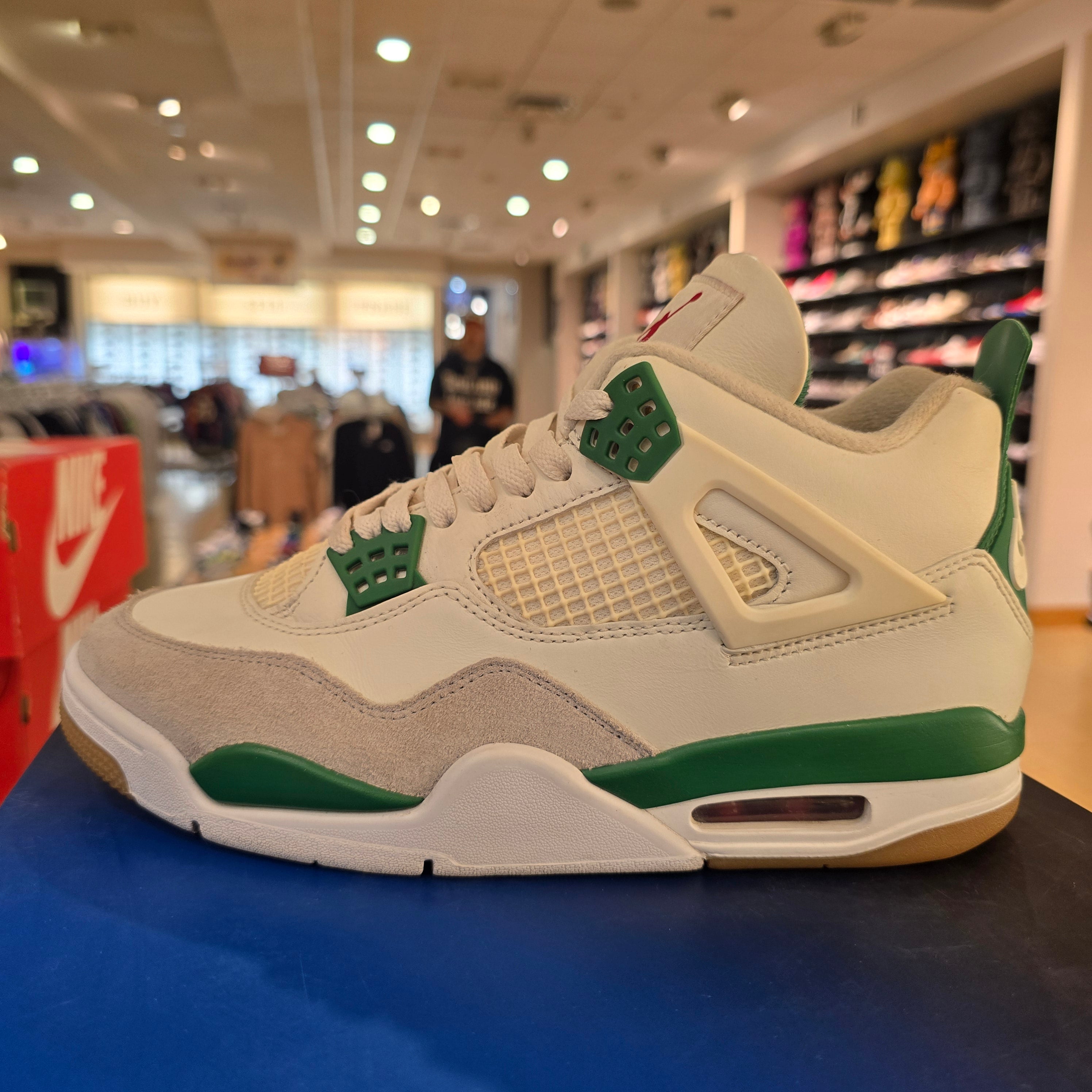 Jordan 4 Retro SB Pine Green SZ 8.5 USED NO BOX