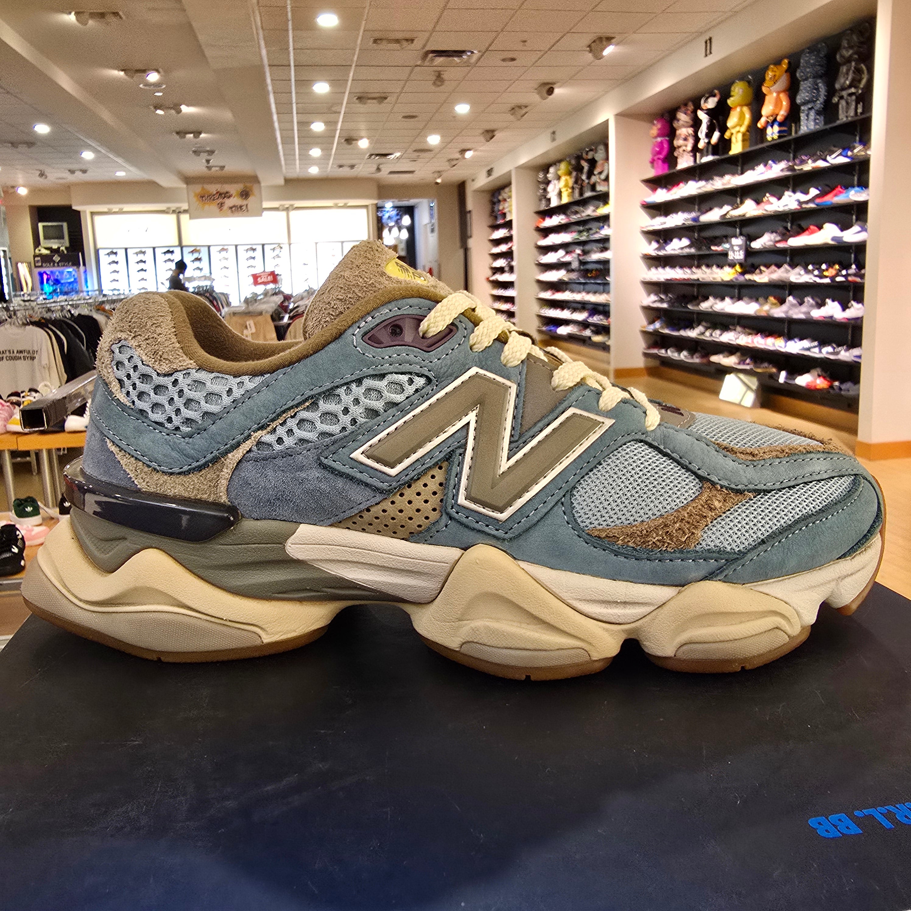 New Balance 9060 Bodega Age of Discovery SZ 8 USED