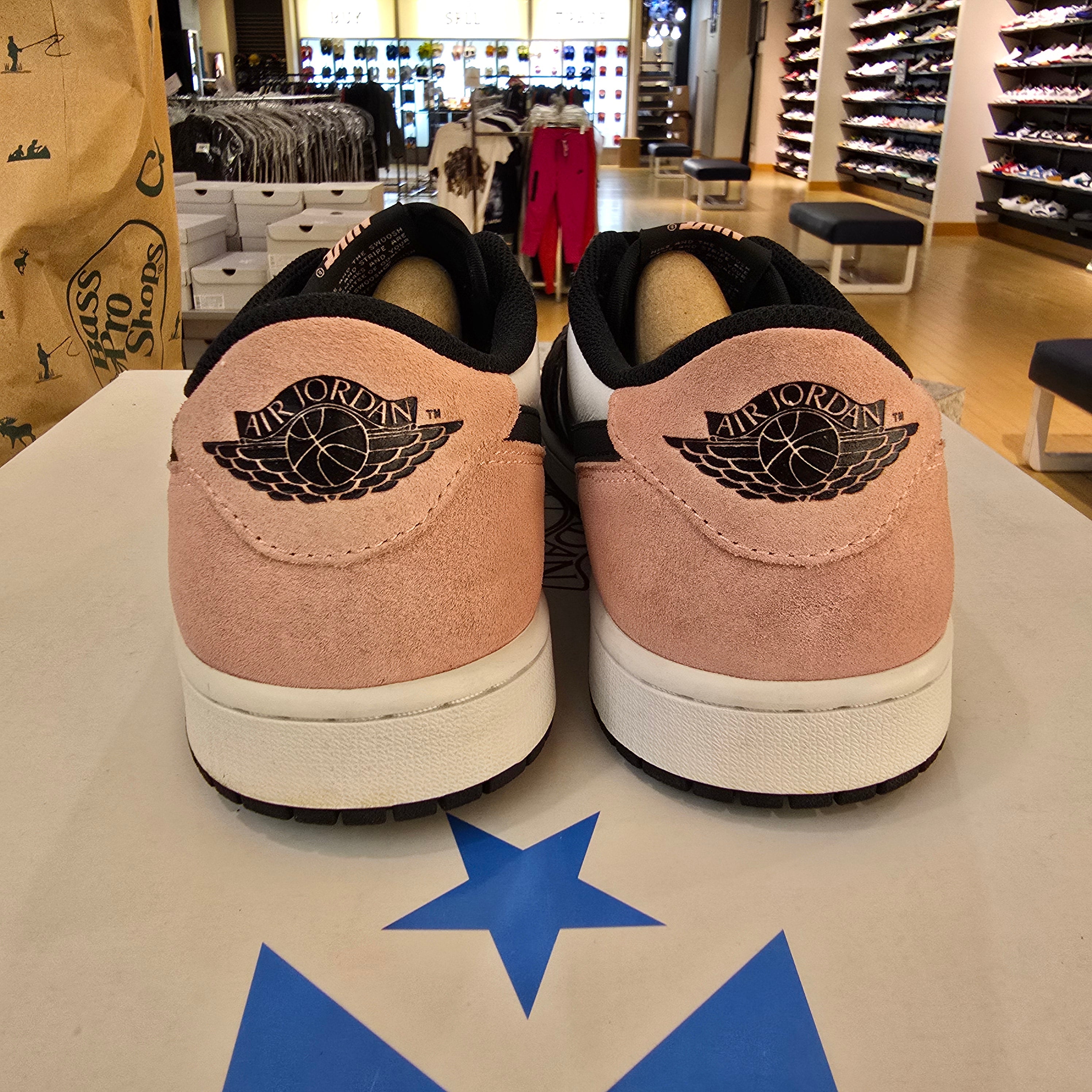Jordan 1 Low OG Bleached Coral SZ 10.5 USED