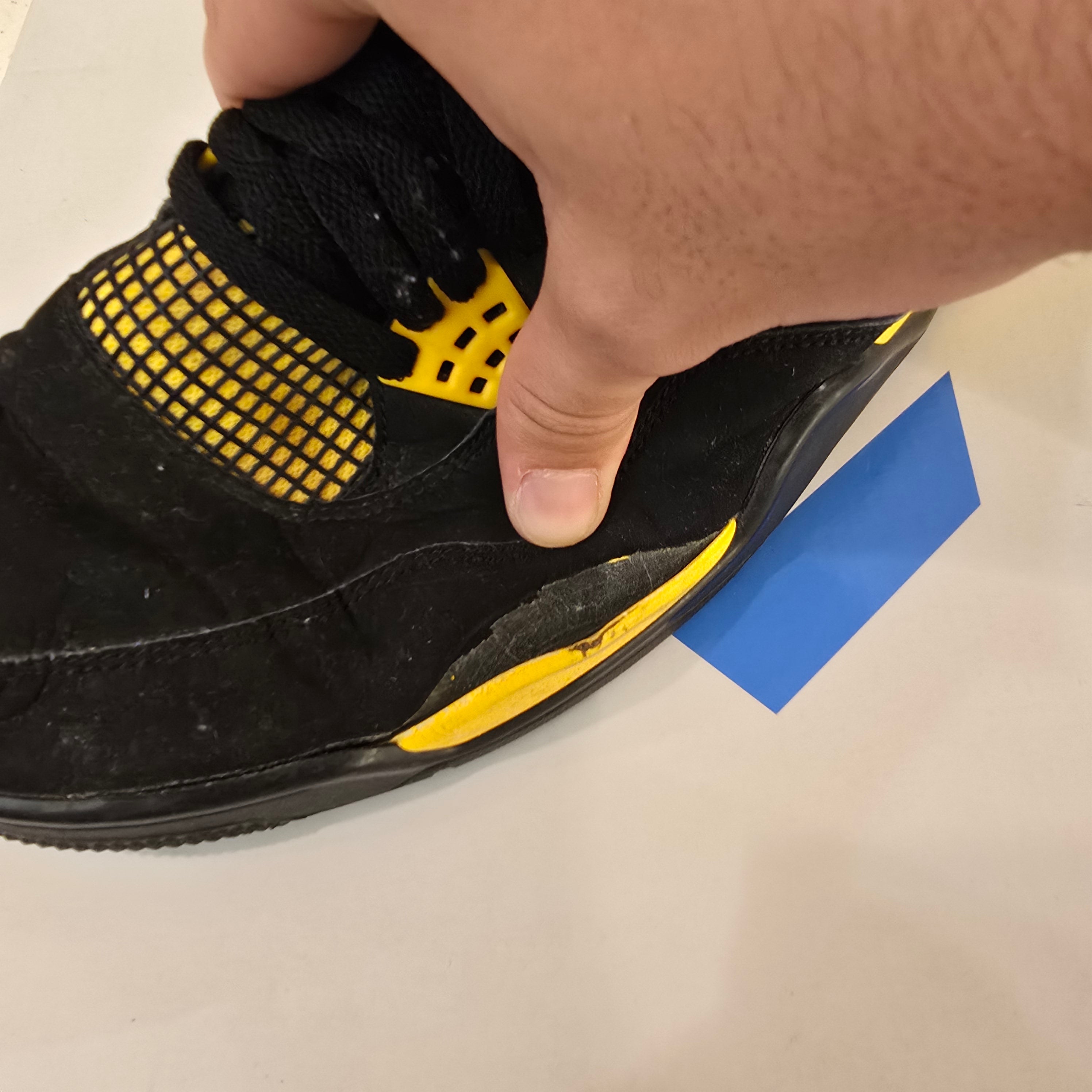 Jordan 4 Retro Thunder (2012) SZ 12 USED NO BOX SEPERATION (NOT SAFE TO WEAR)