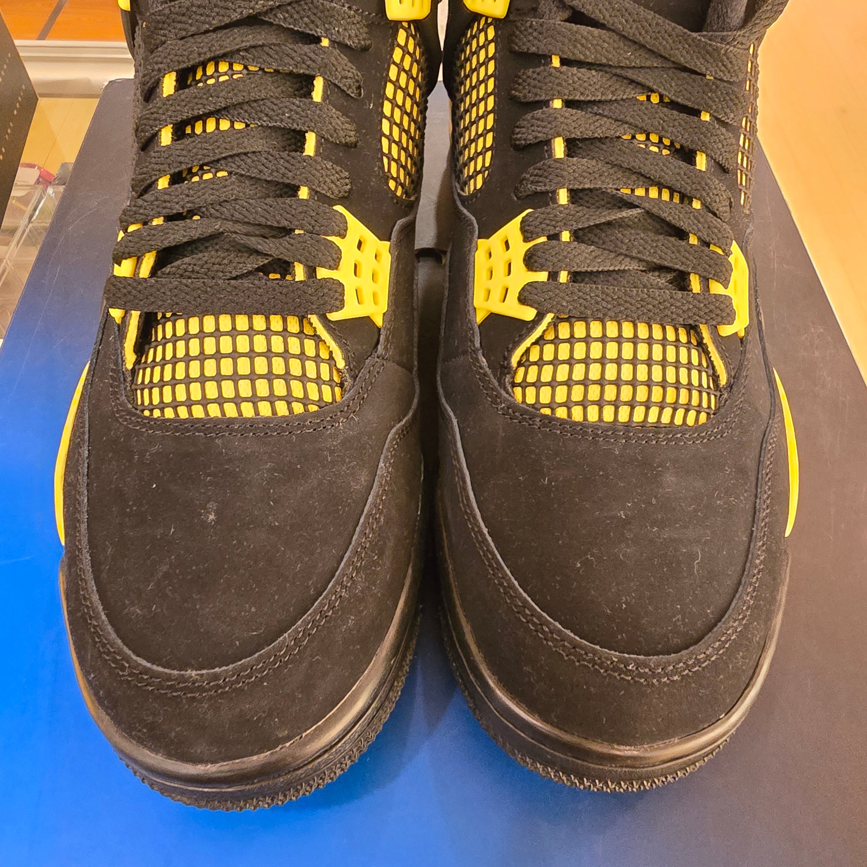 Jordan 4 Retro Thunder (2023) SZ 11 USED