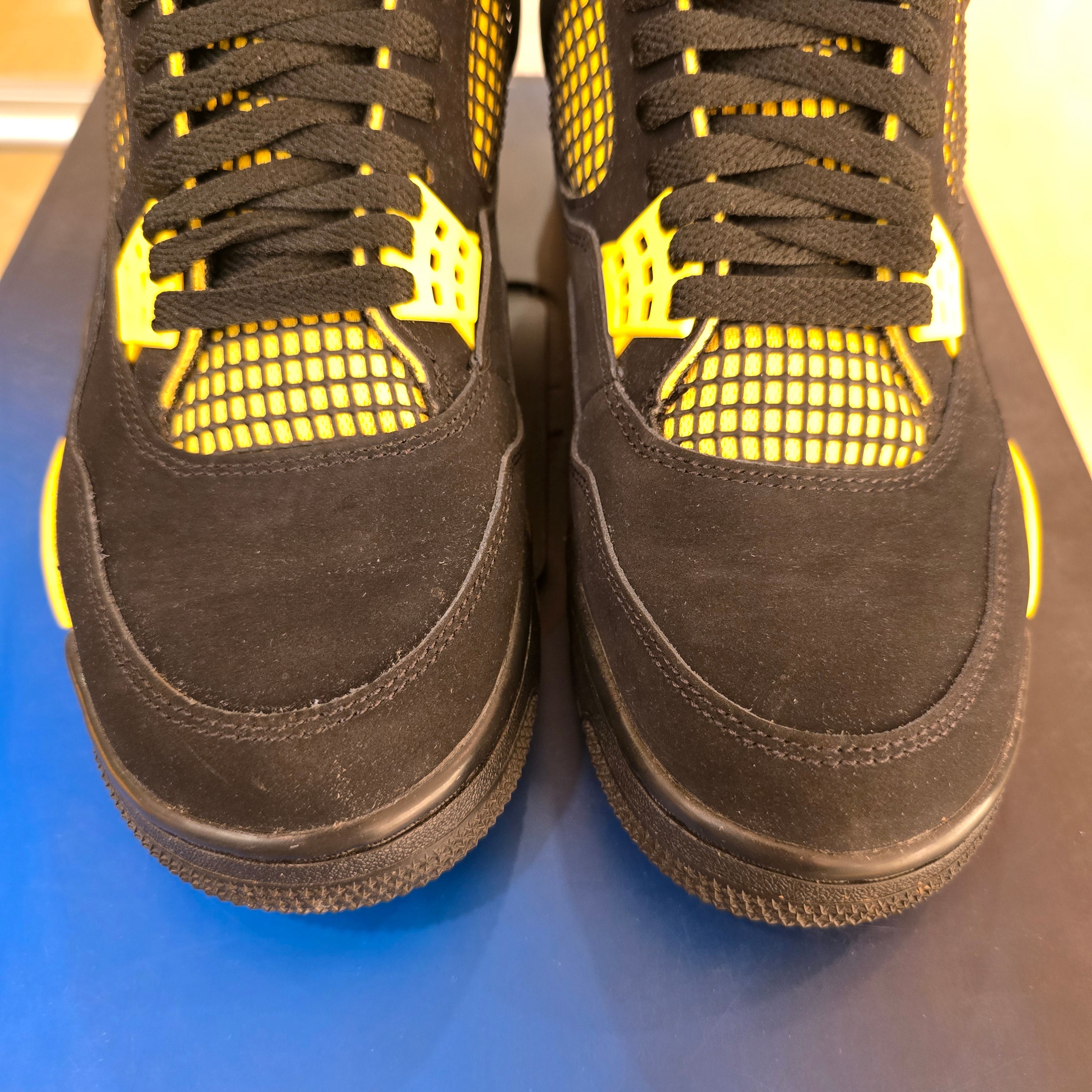 Jordan 4 Retro Thunder 2023 SZ 9.5 USED